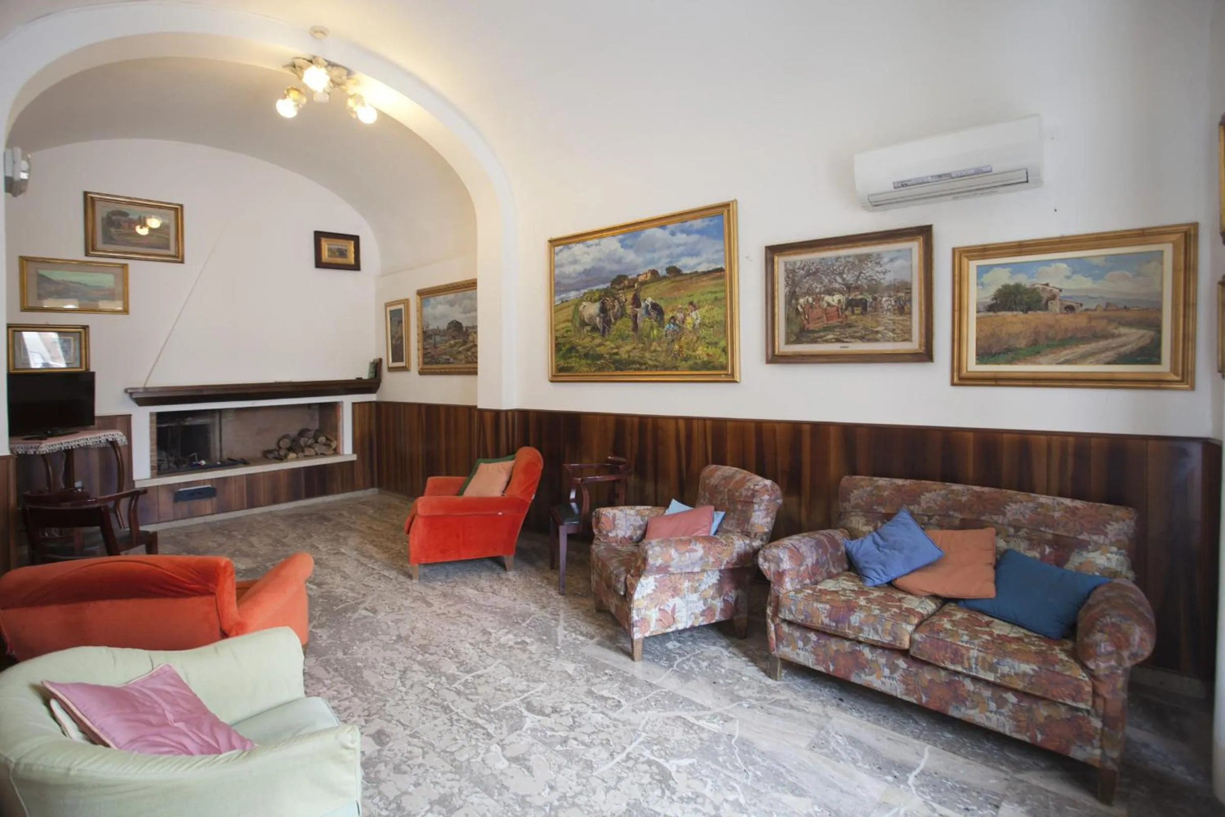 Communal lounge/ TV room in Albergo Stella