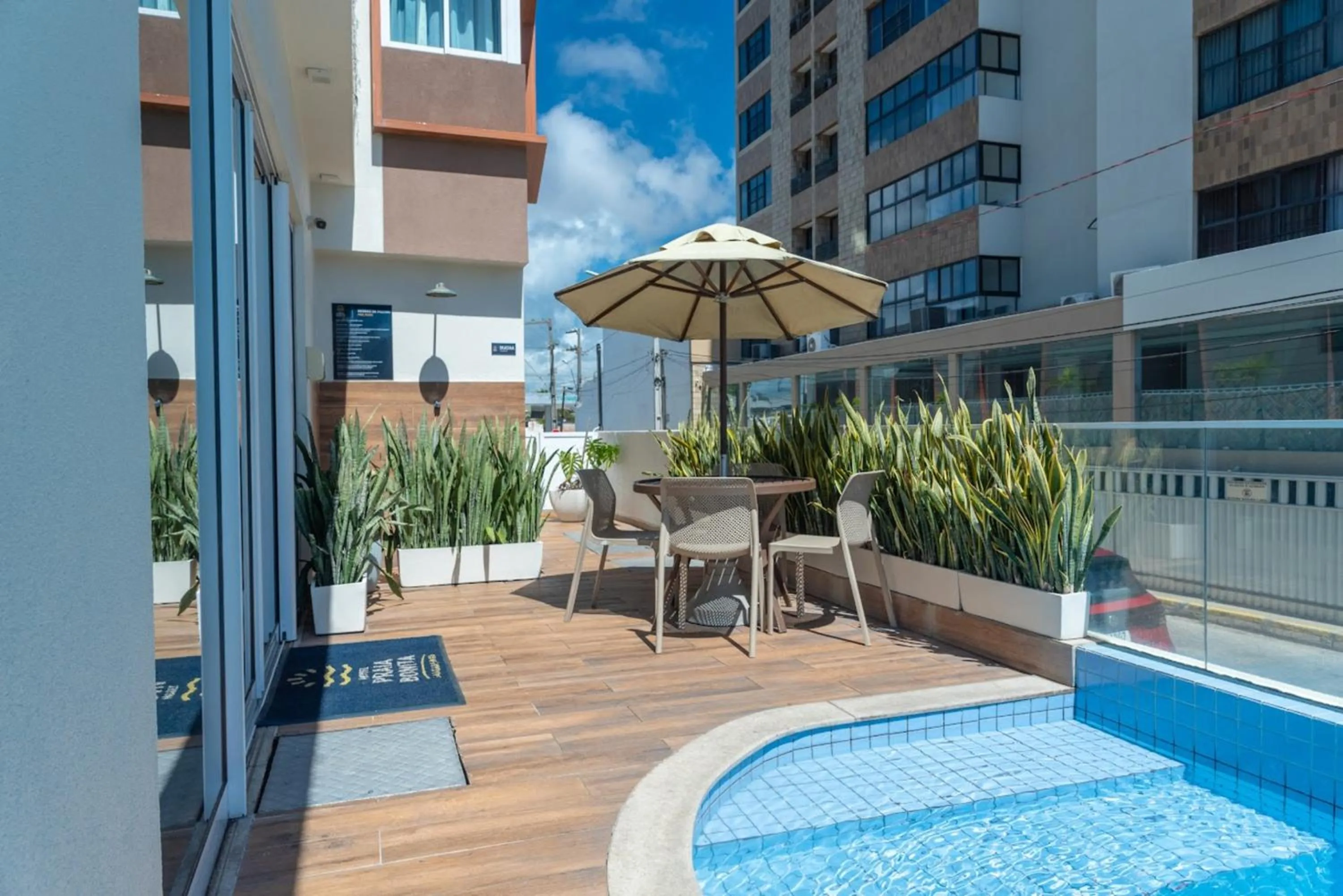 Swimming pool in Hotel Praia Bonita Jangadeiros Pajuçara