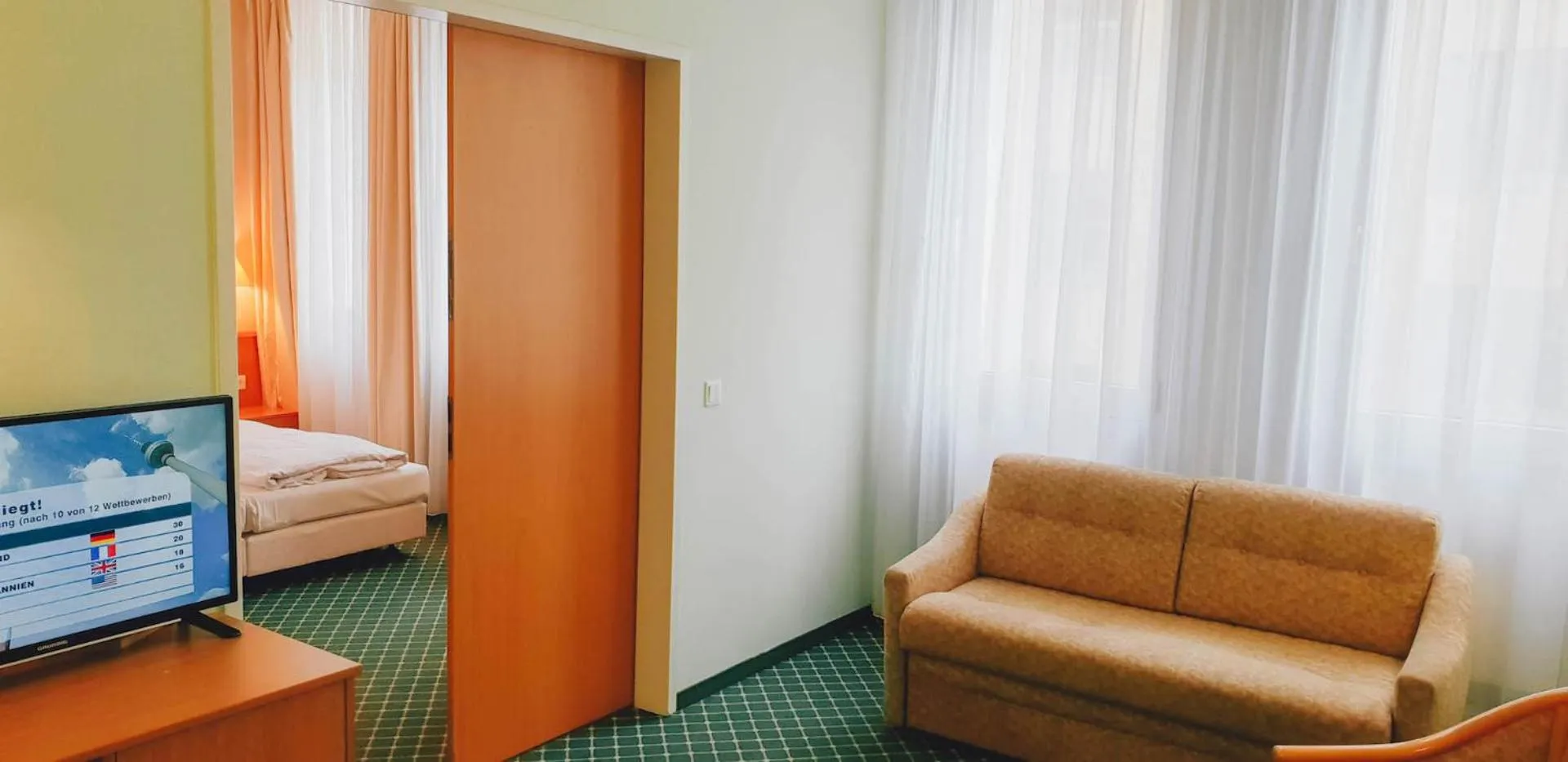 Photo of the whole room in Hotel "Helle Mitte" Berlin