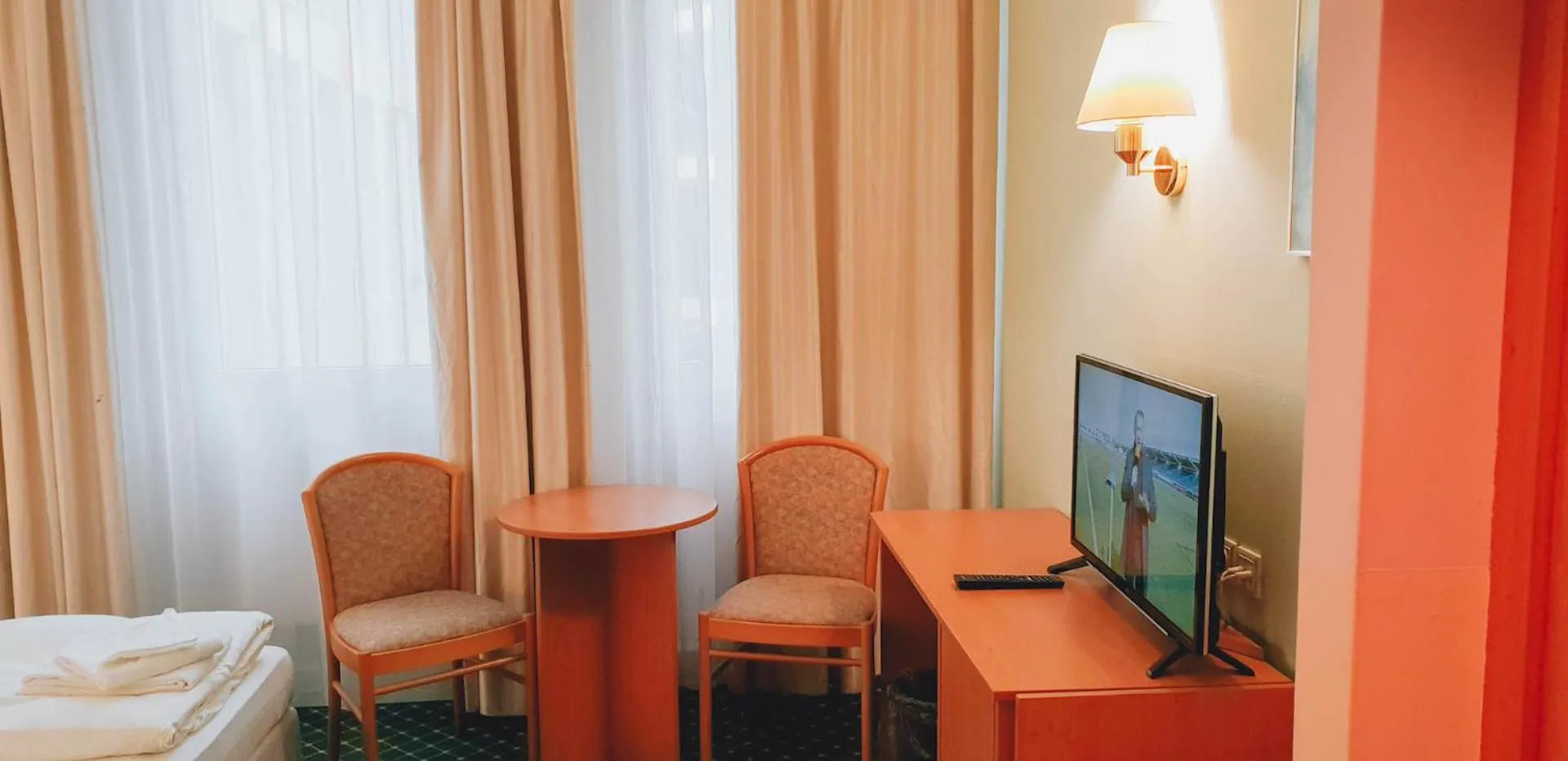 Photo of the whole room, Bed in Hotel "Helle Mitte" Berlin