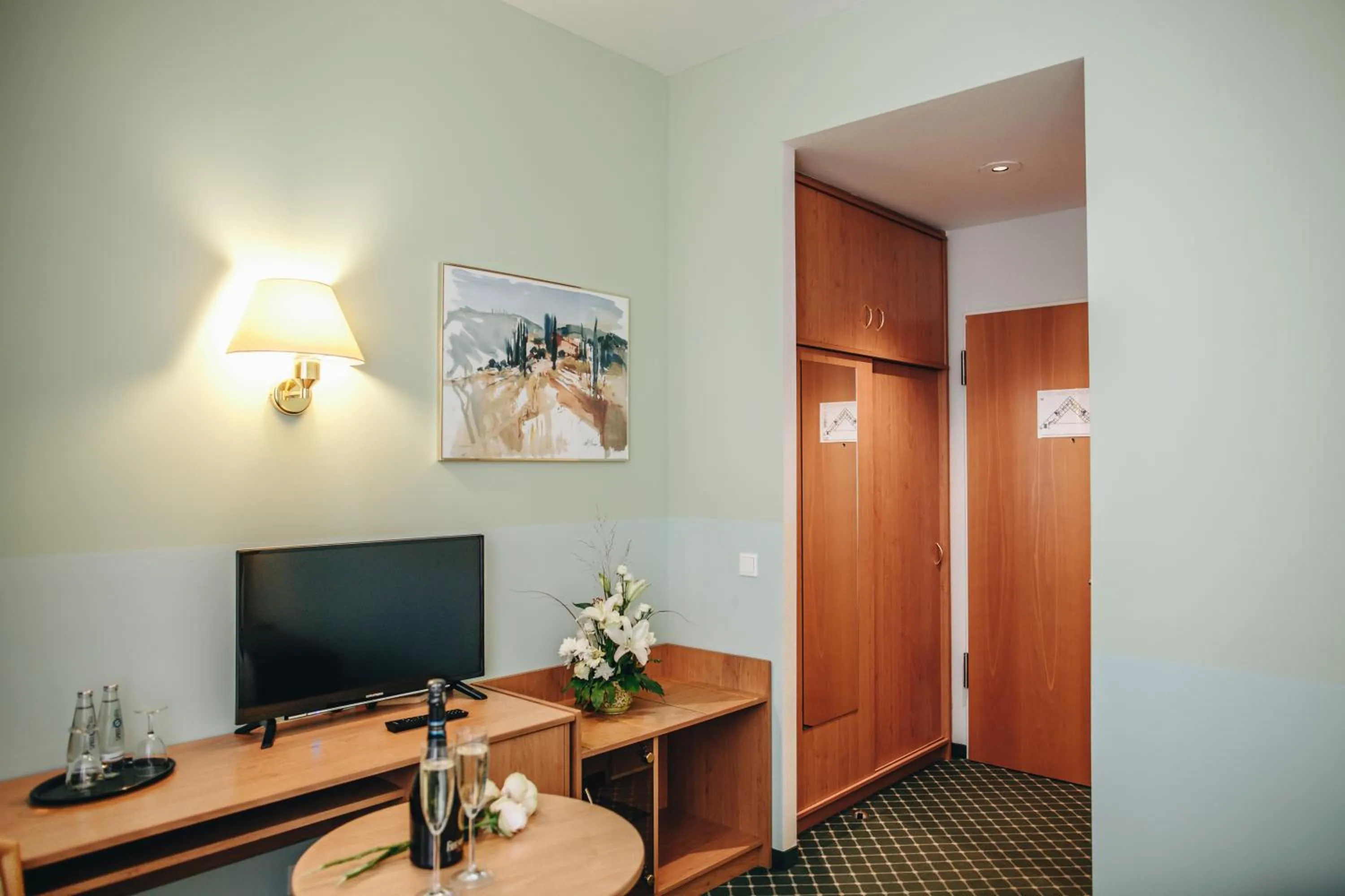 Photo of the whole room in Hotel "Helle Mitte" Berlin