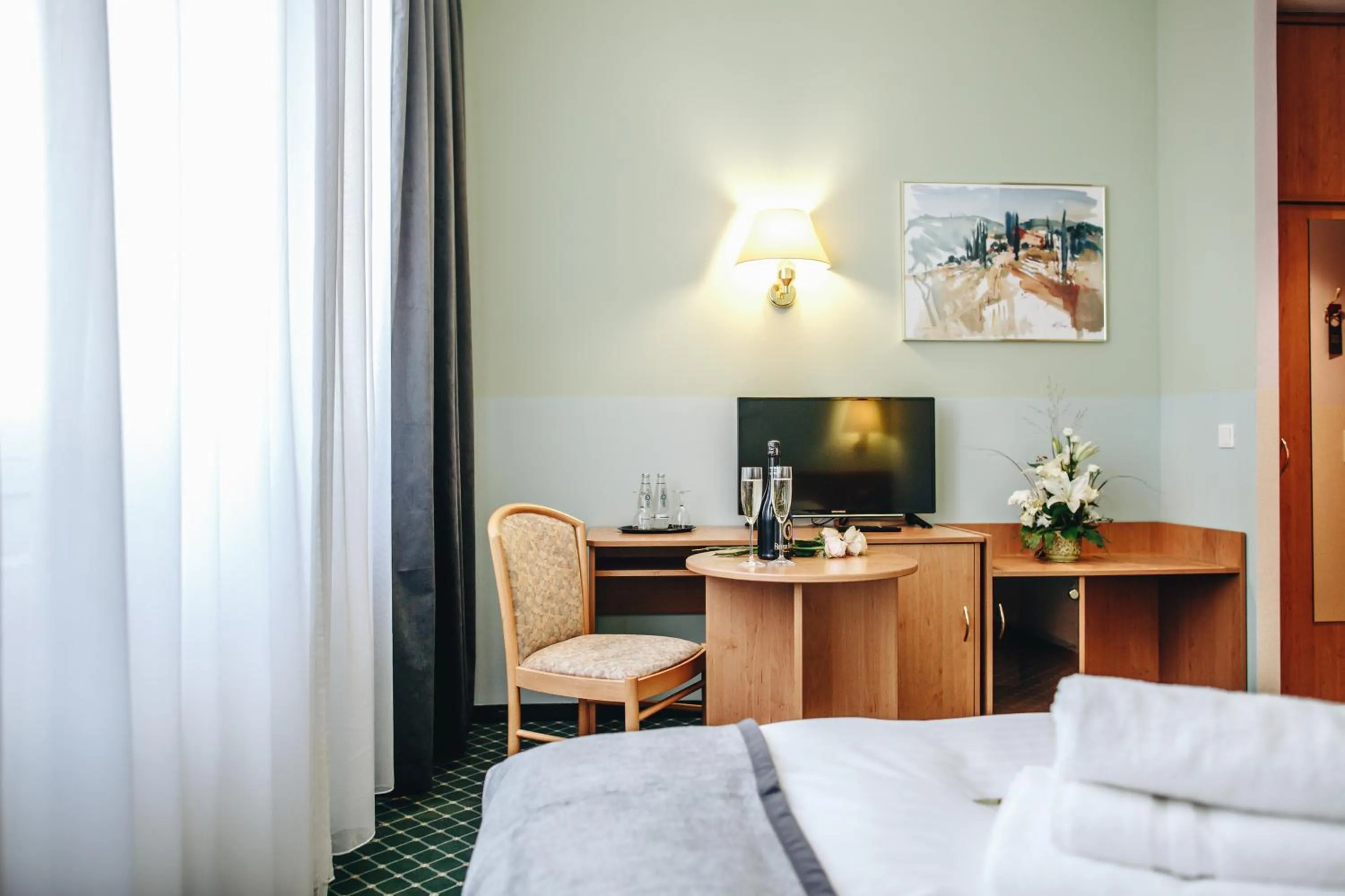 Photo of the whole room in Hotel "Helle Mitte" Berlin