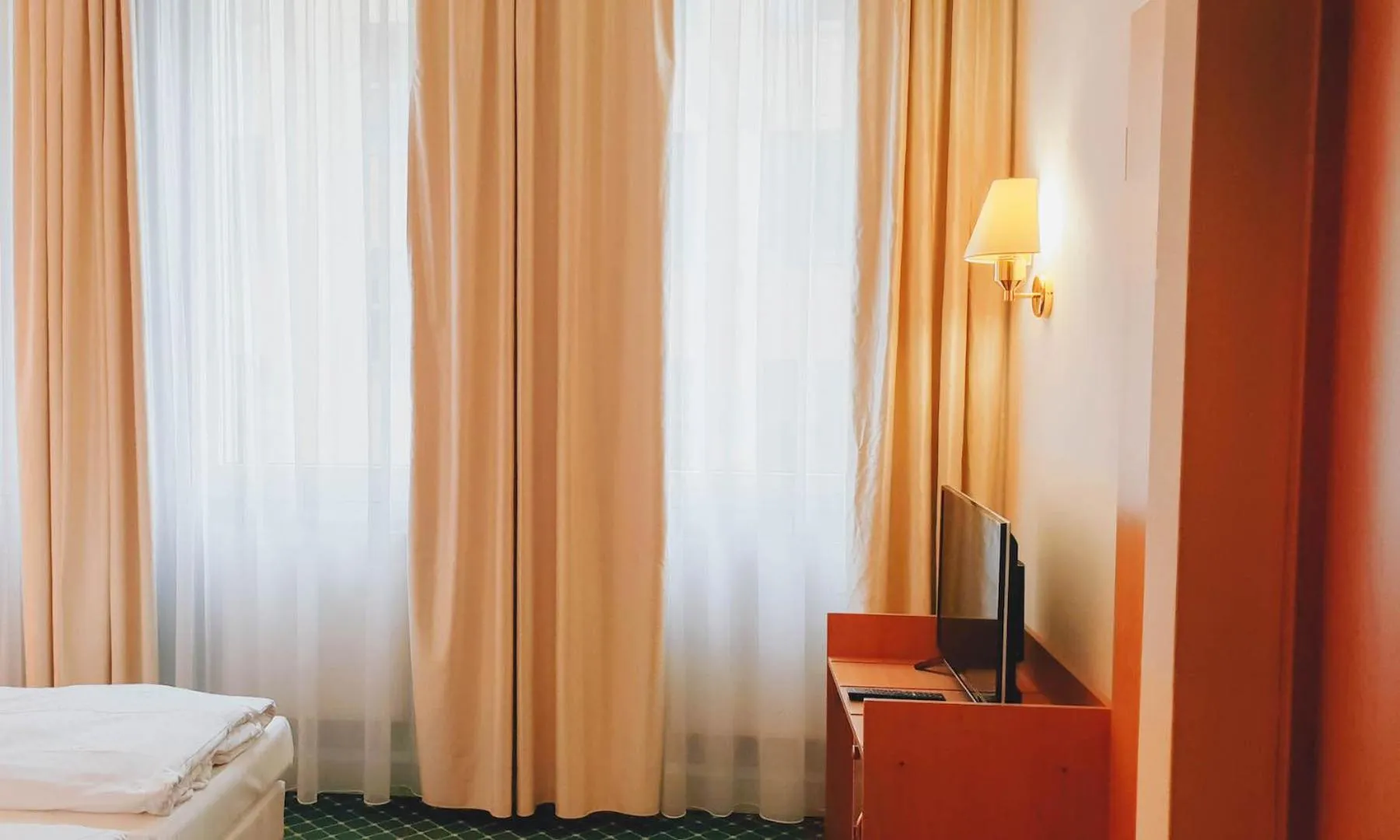 Photo of the whole room, Bed in Hotel "Helle Mitte" Berlin