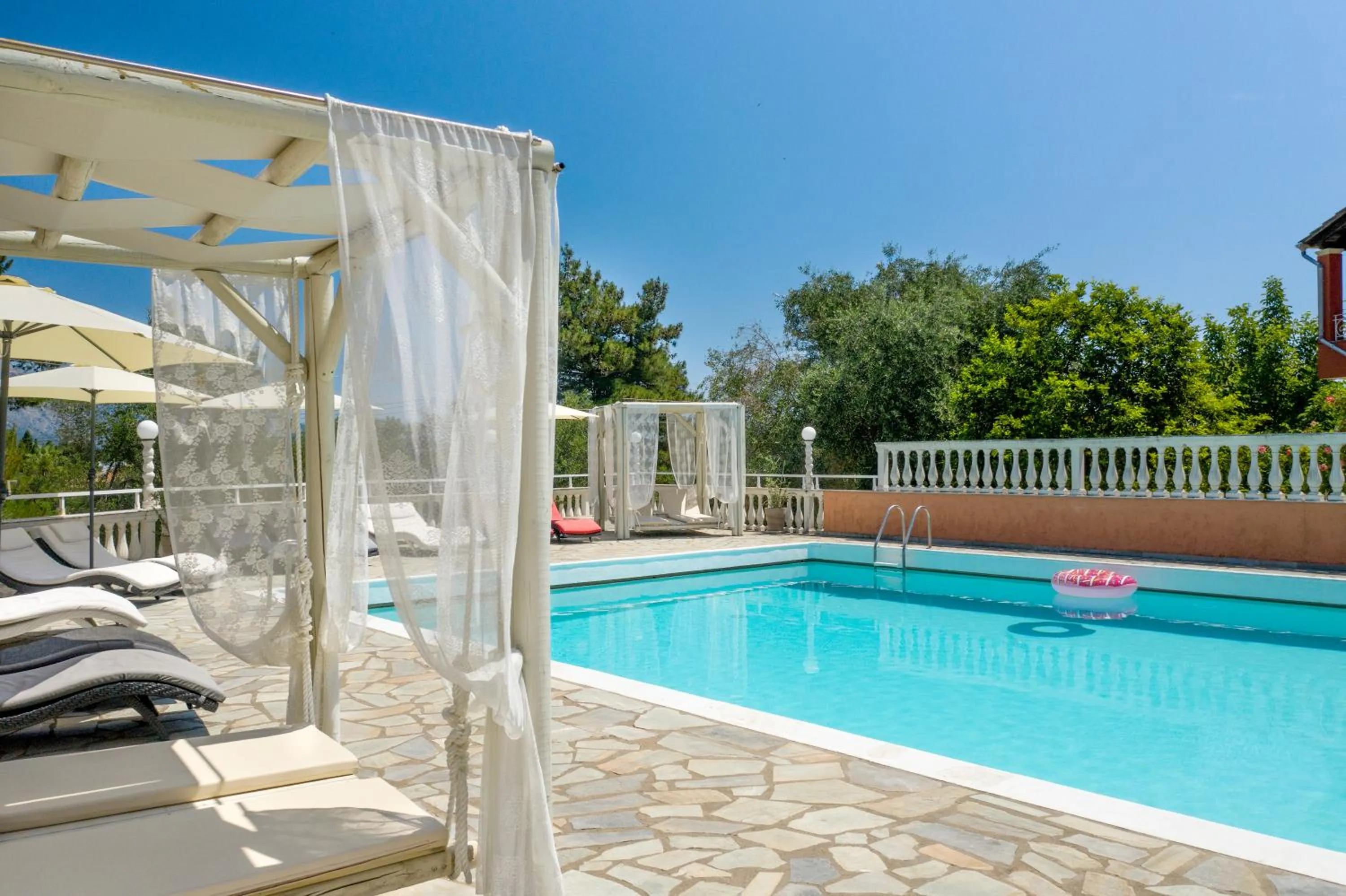 Swimming pool in Victoria Hill Hotel