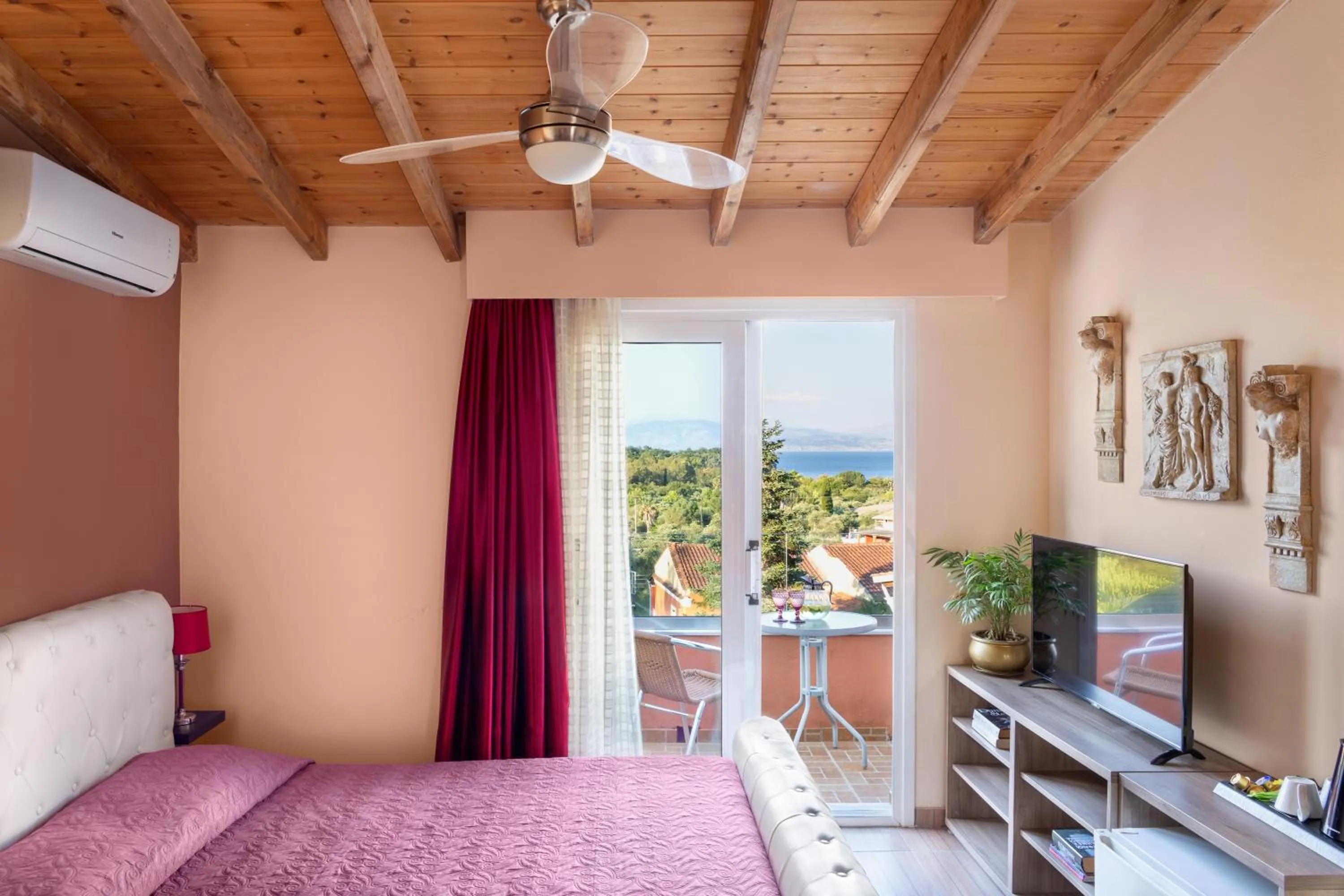 Bedroom in Victoria Hill Hotel