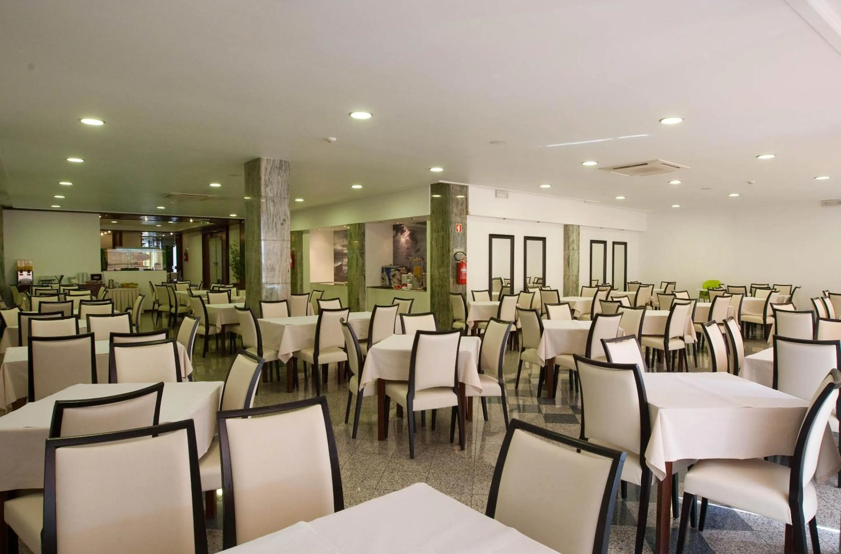 Restaurant/places to eat in Hotel Costa de Prata 2 & Spa