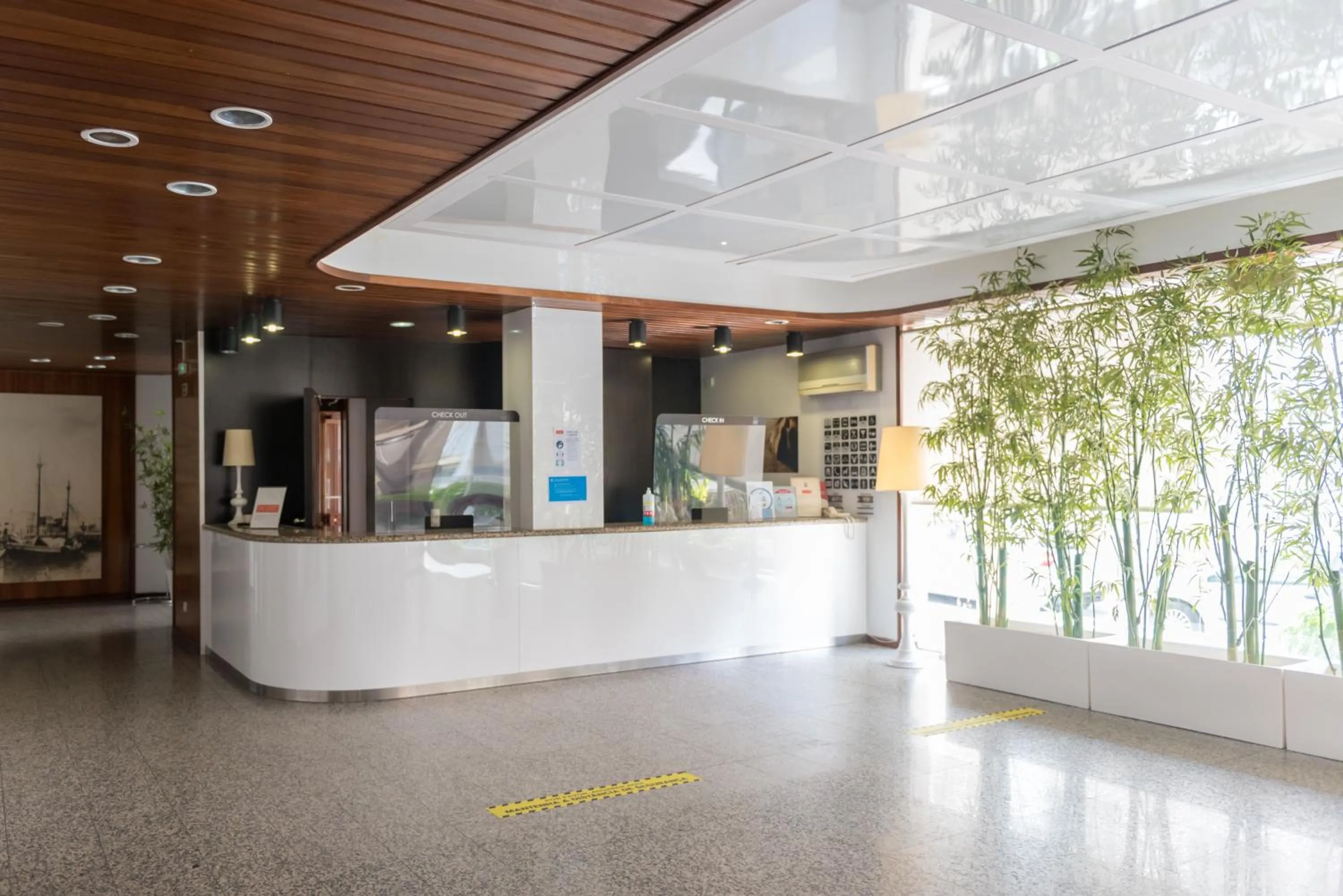 Lobby or reception in Hotel Costa de Prata 2 & Spa