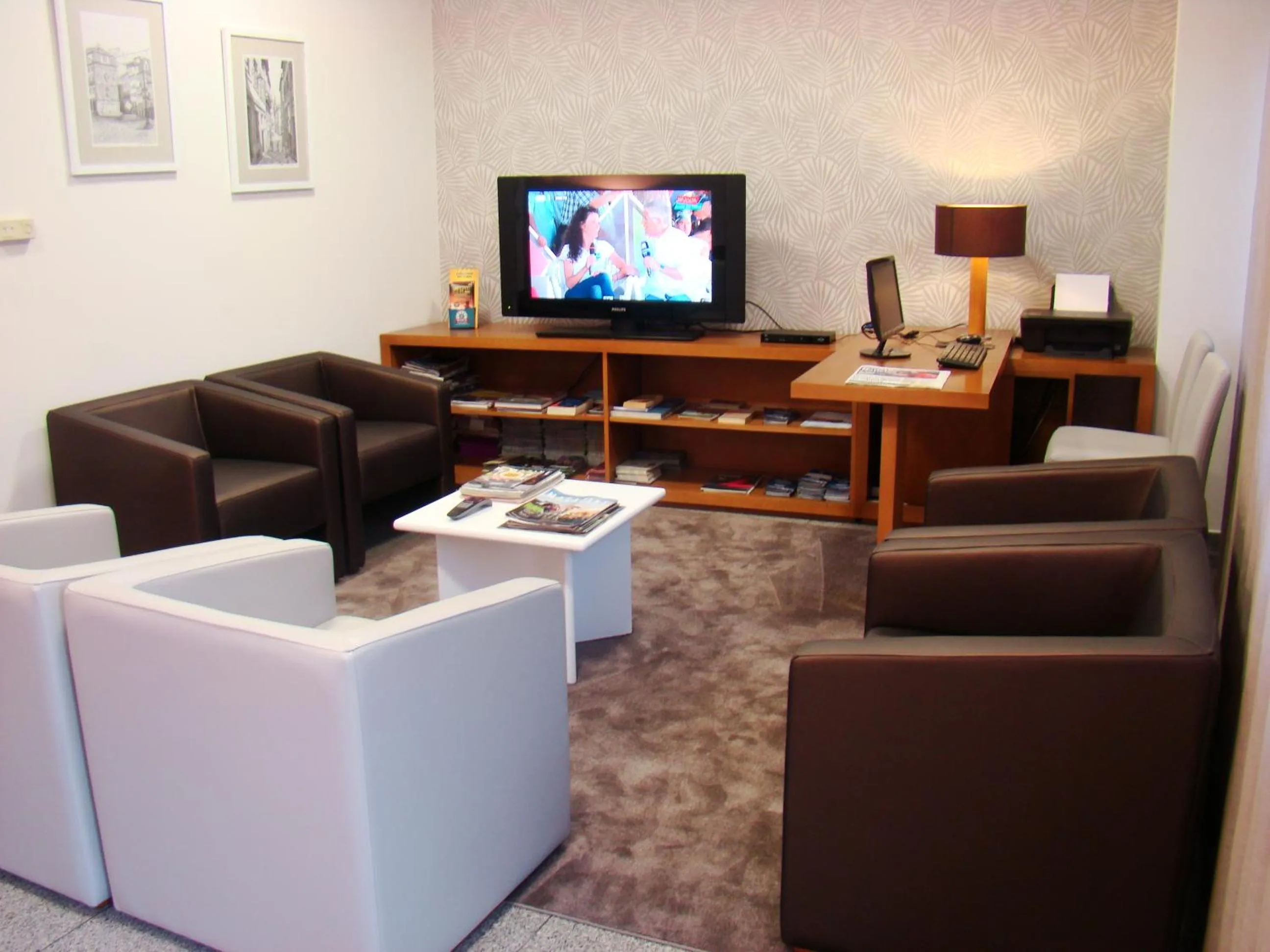 Communal lounge/ TV room in Seculo Hotel