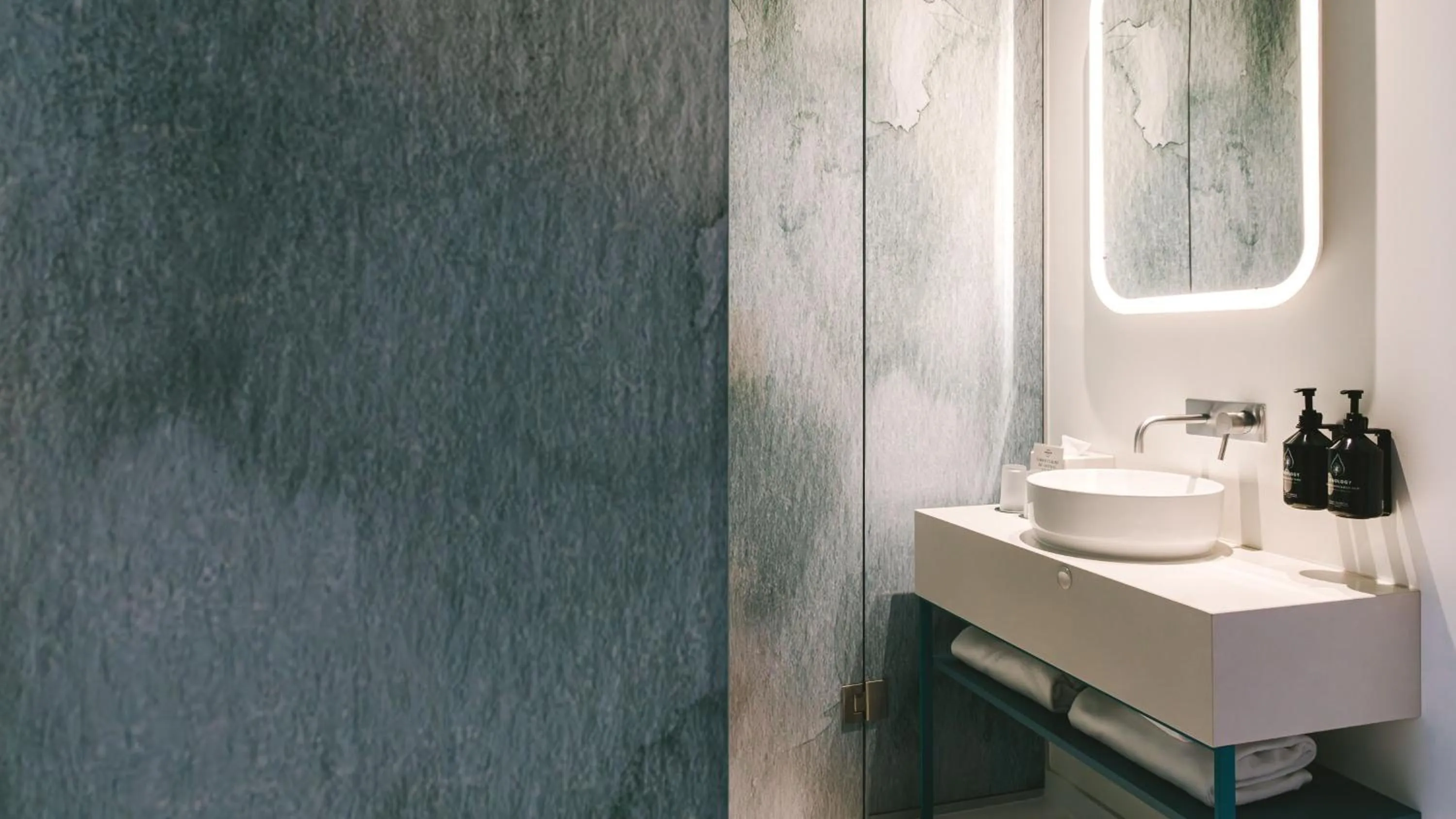 Bathroom in Hotel Indigo Albufeira by IHG