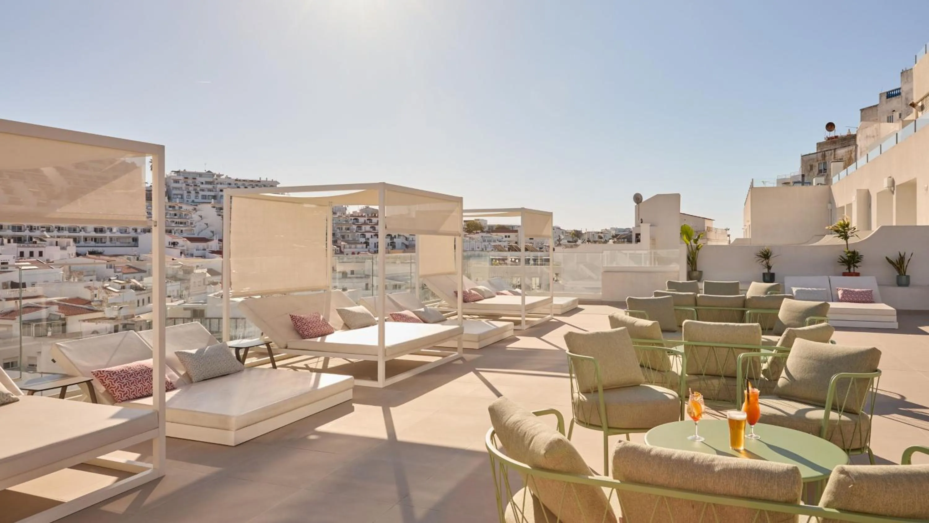 Lounge or bar in Hotel Indigo Albufeira by IHG