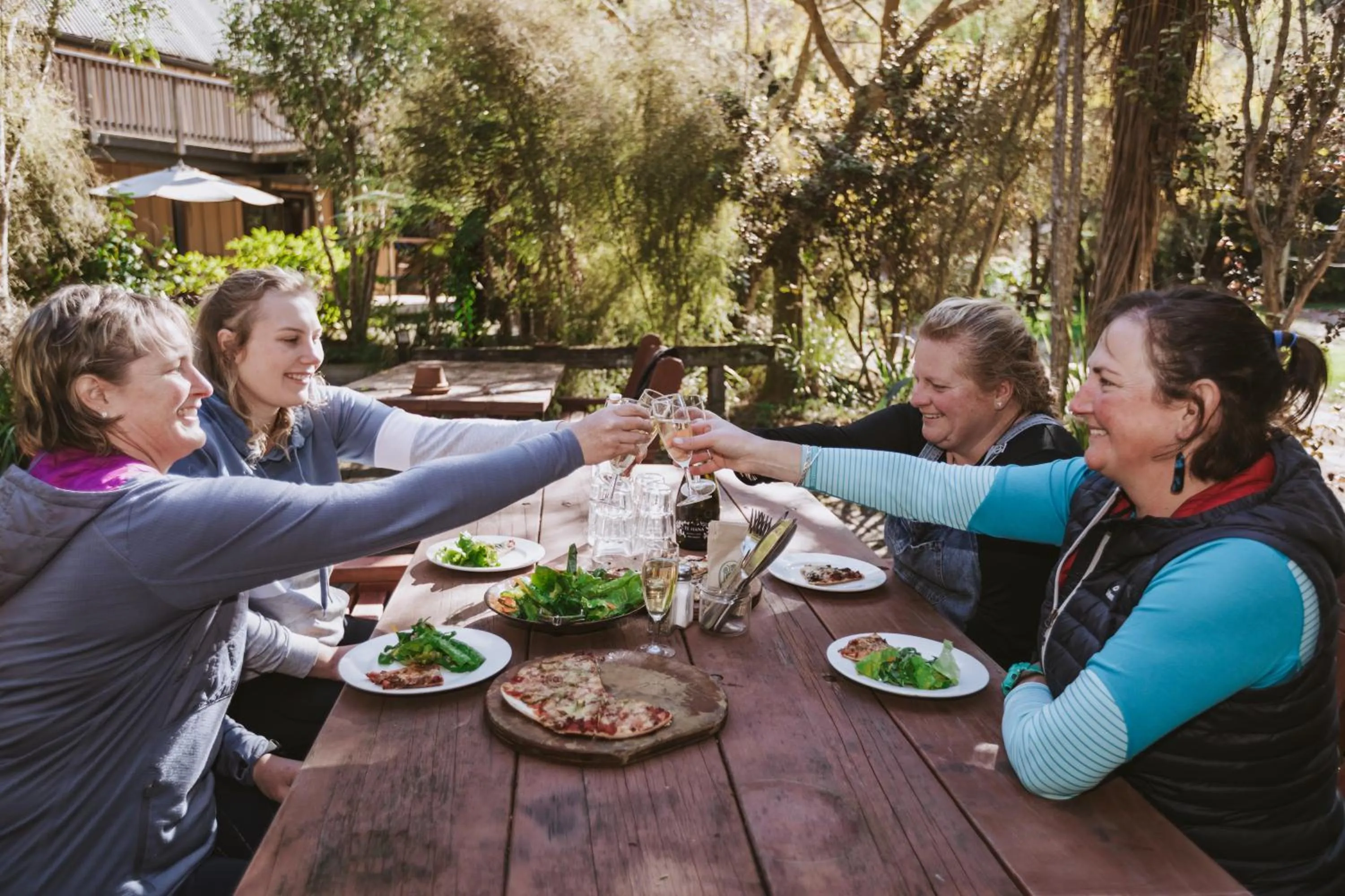 Restaurant/places to eat in River Valley Lodge