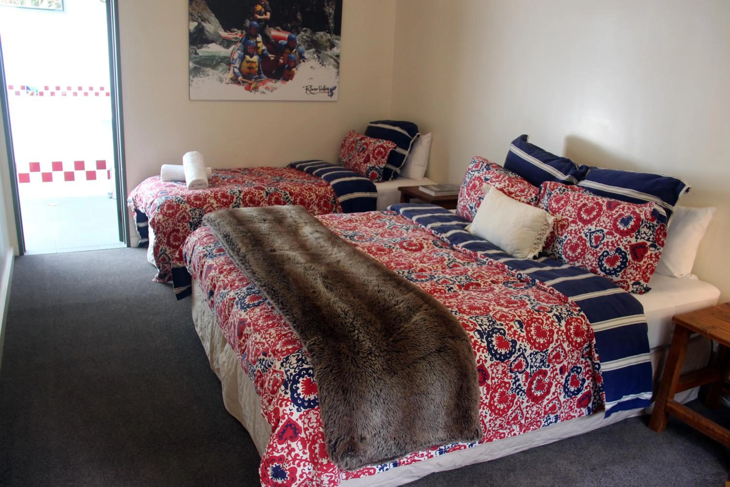 Photo of the whole room, Bed in River Valley Lodge