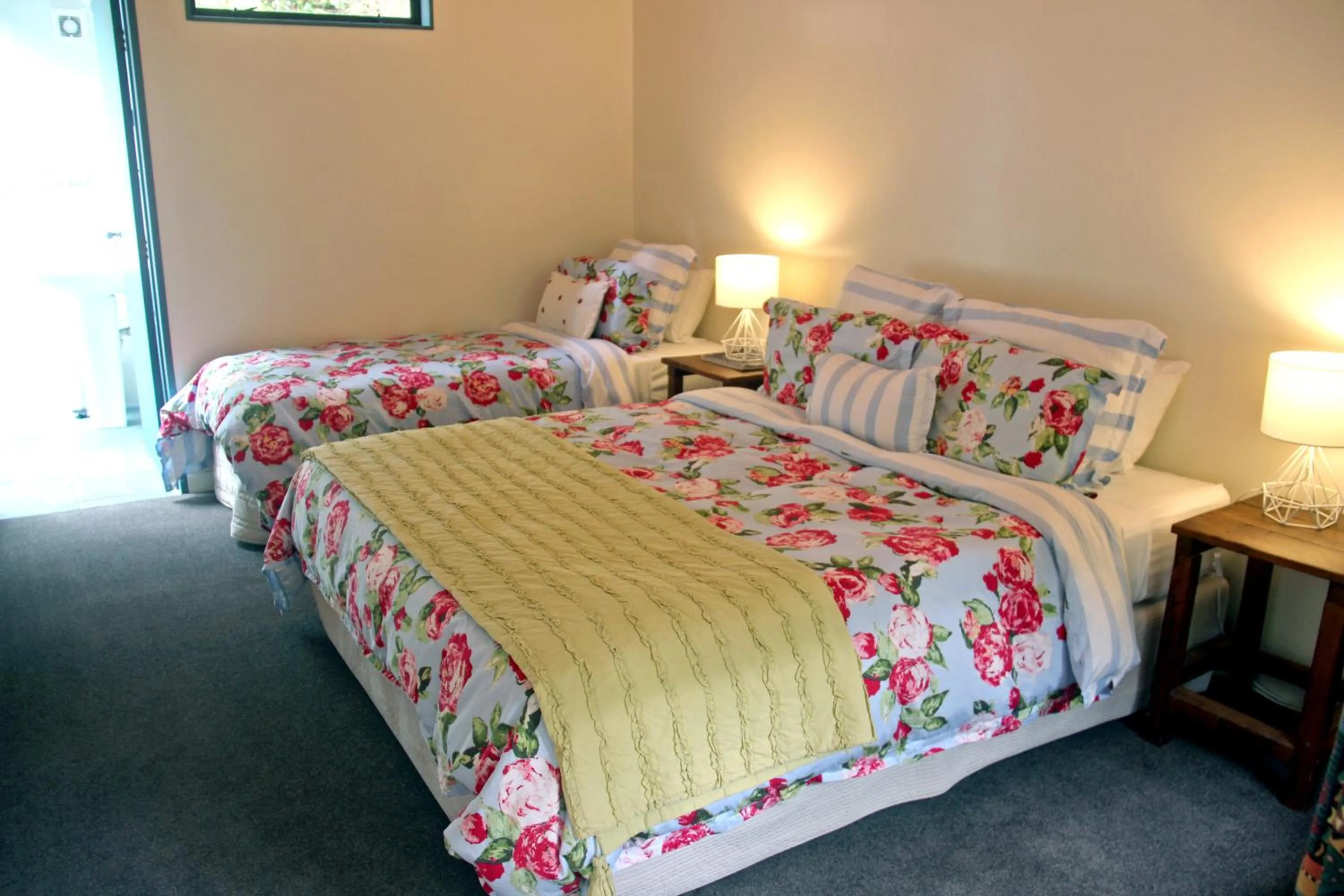 Photo of the whole room, Bed in River Valley Lodge