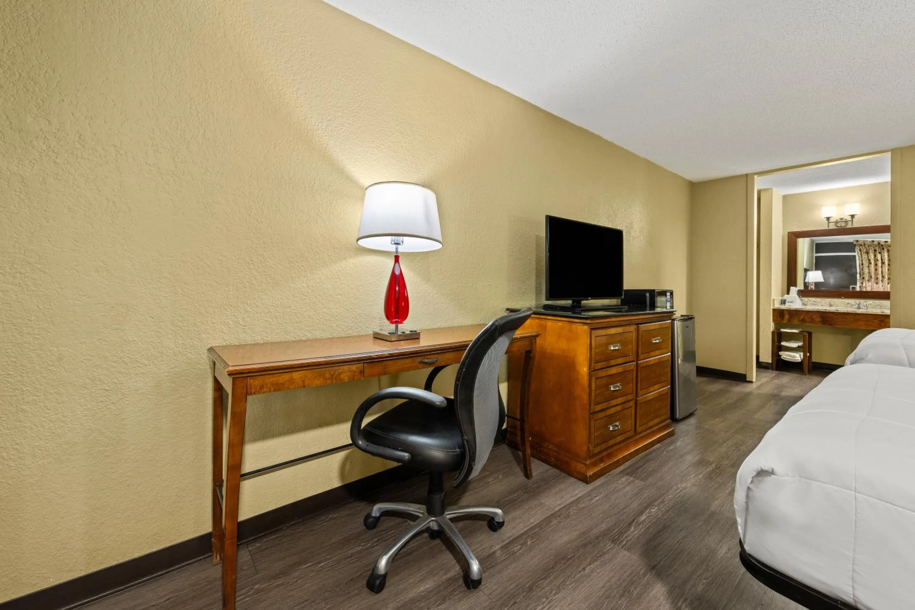 Bed in Americas Best Value Inn - Wilson