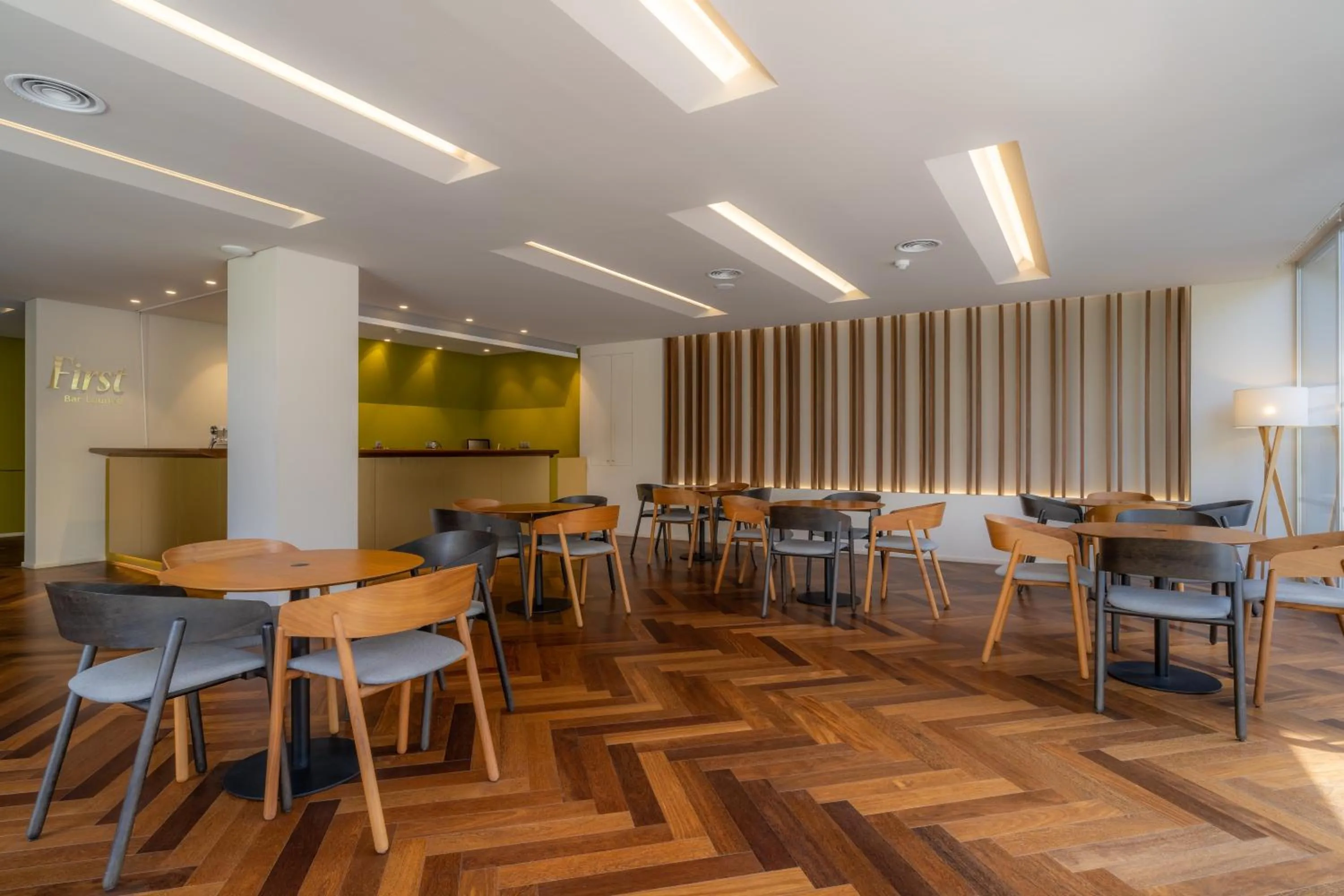 Lounge or bar in Hotel Girassol - Suite Hotel