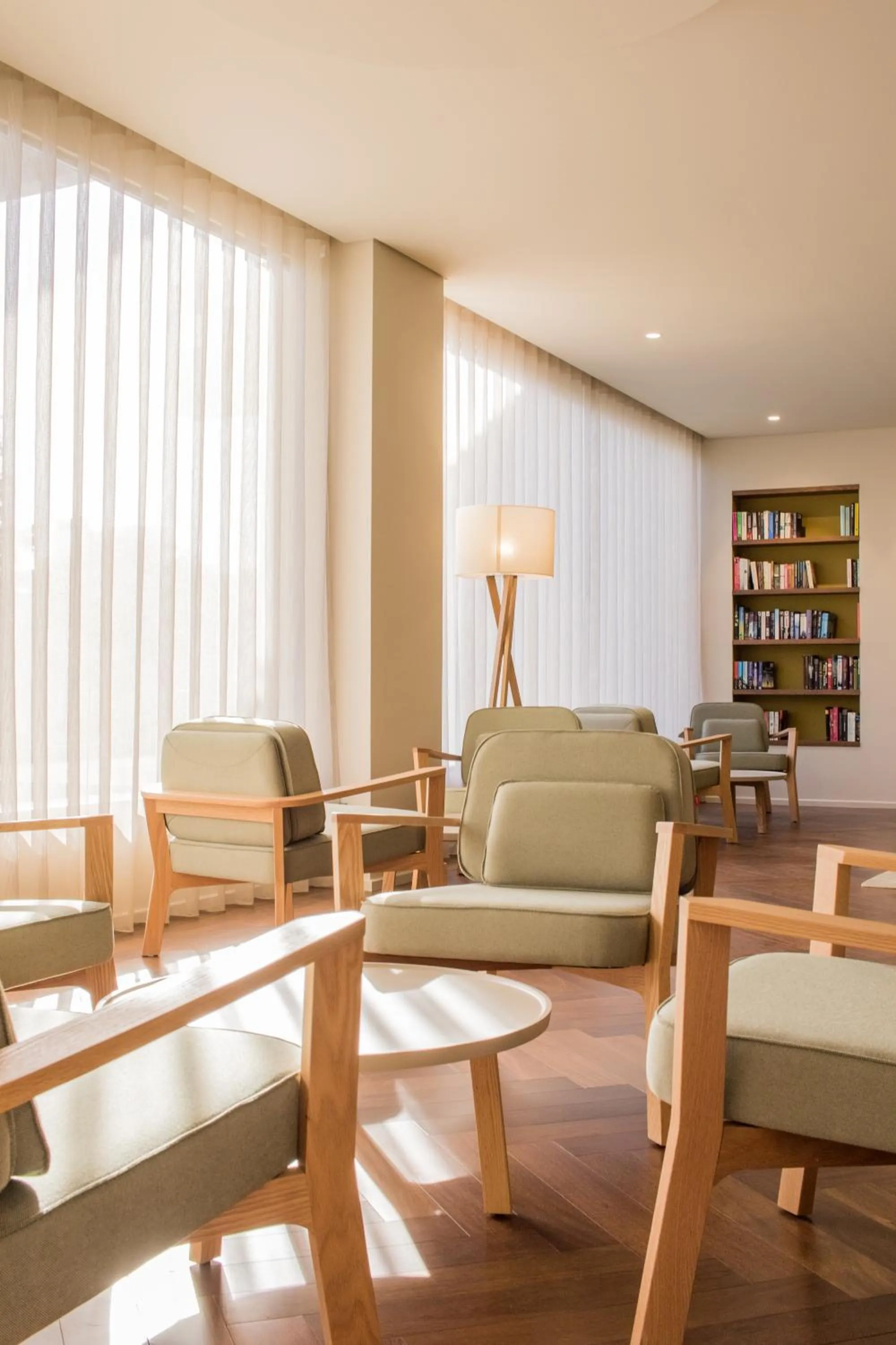 Communal lounge/ TV room in Hotel Girassol - Suite Hotel