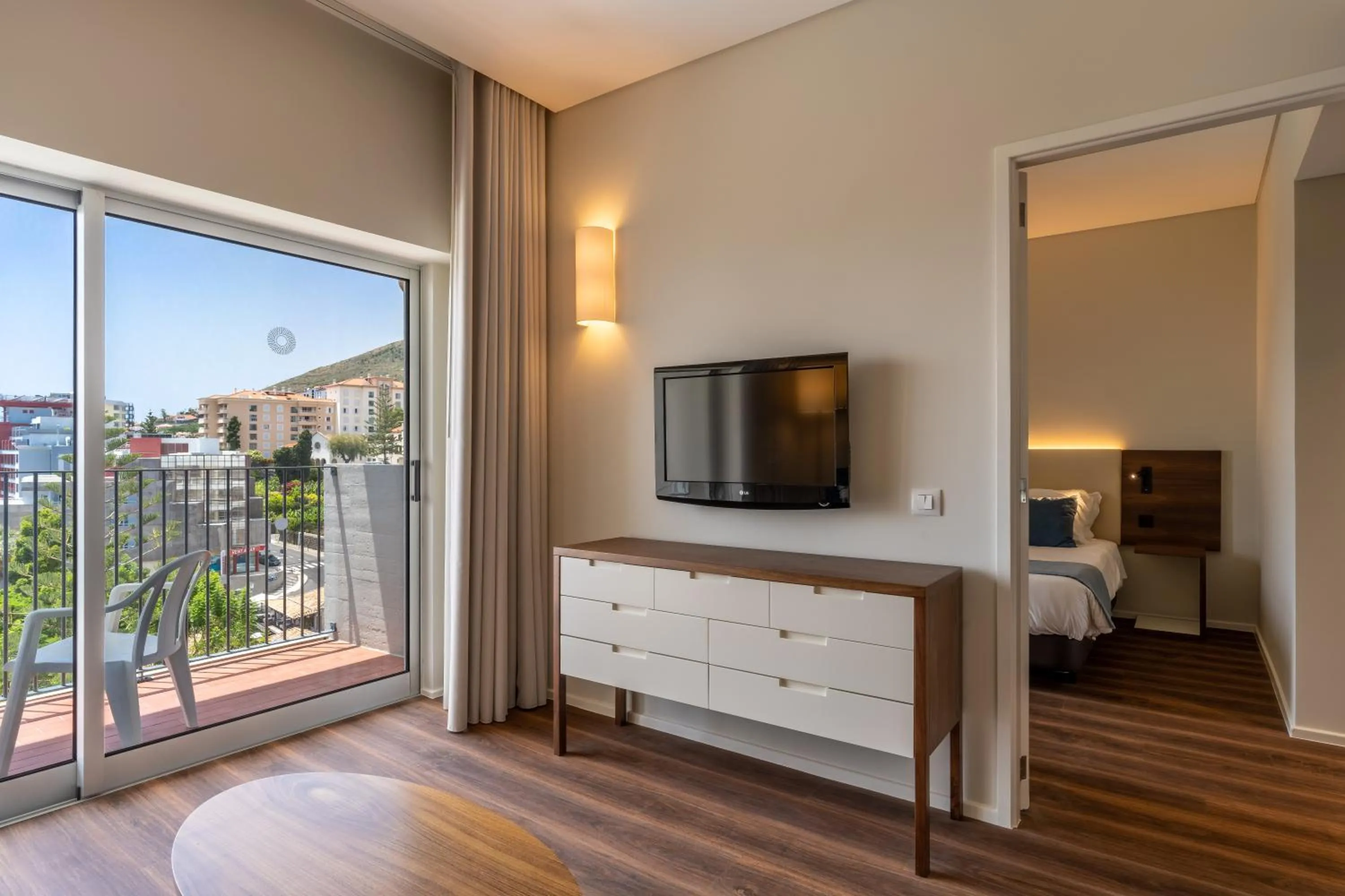 Shower, Bed in Hotel Girassol - Suite Hotel