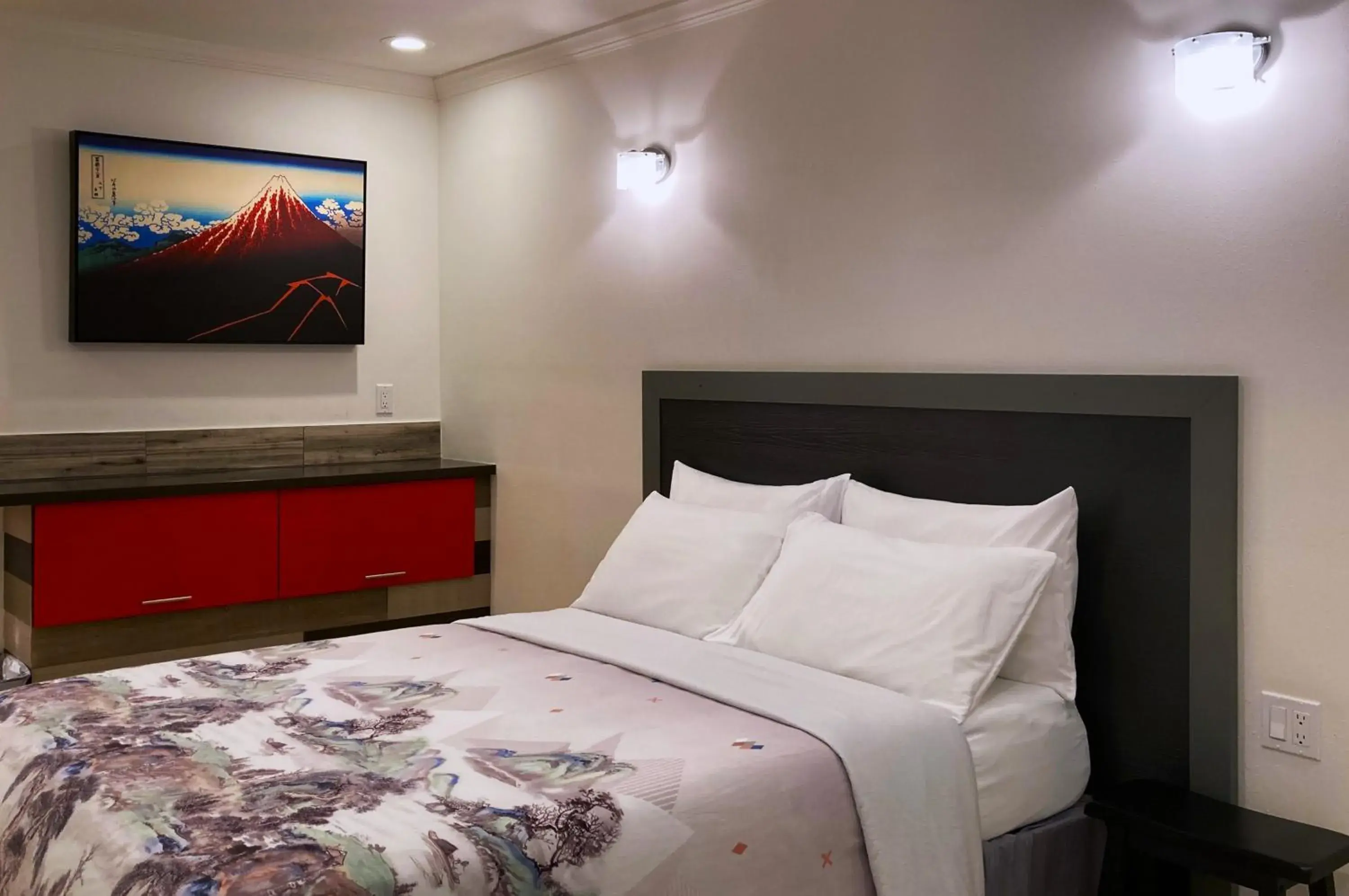 Queen Room in Retreat at Crystal Manatee Queen Room in Retreat at Crystal Manatee