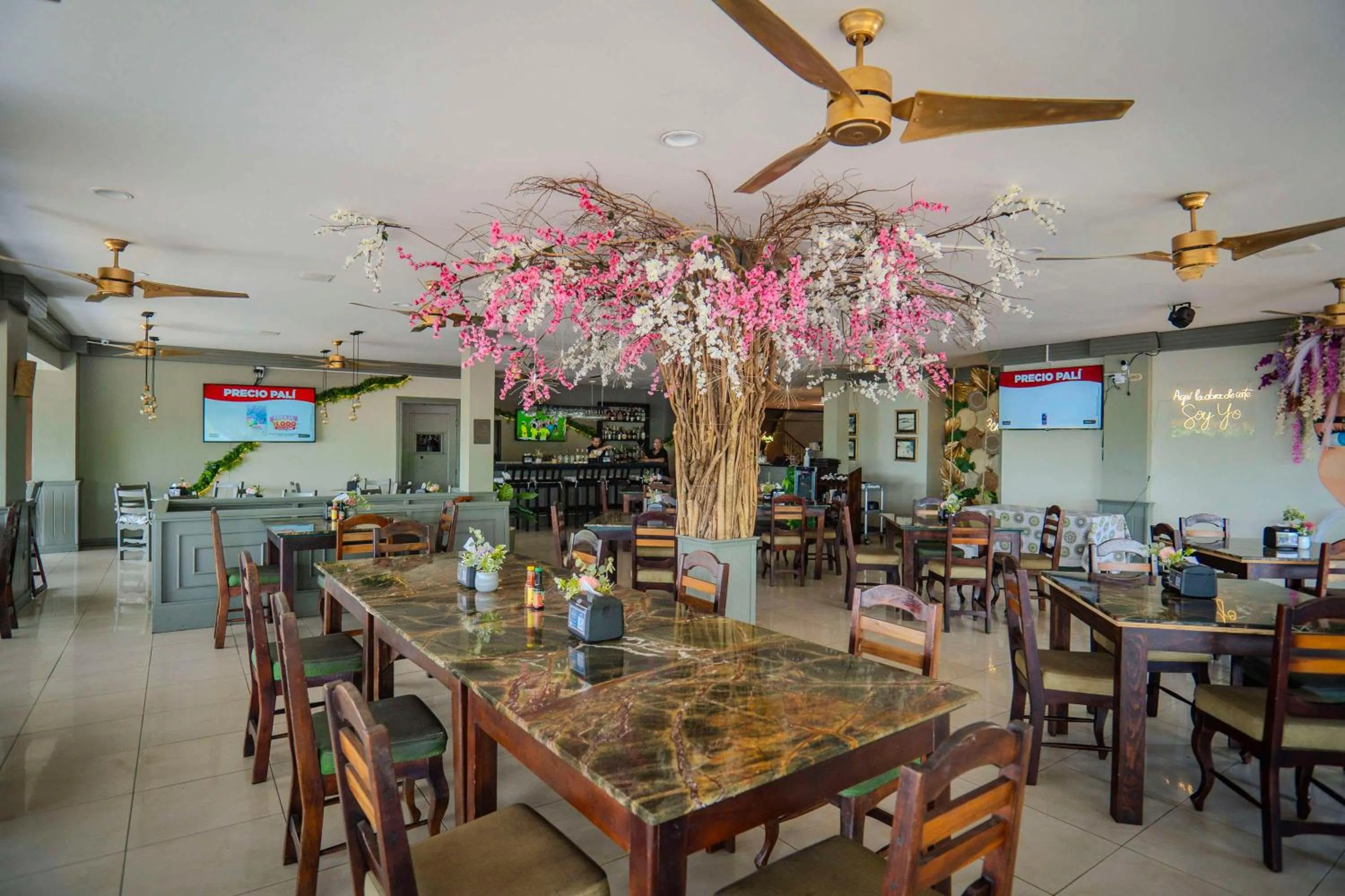 Restaurant/places to eat in Best Western Hotel & Casino Kamuk