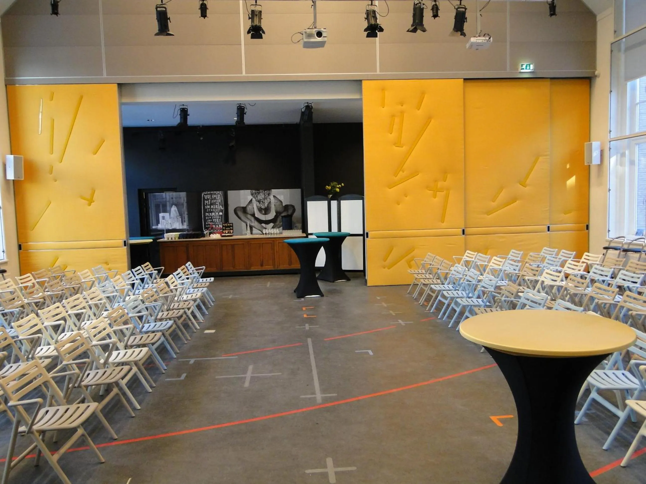 Business facilities in LABnul50 self check-in hotel Groningen