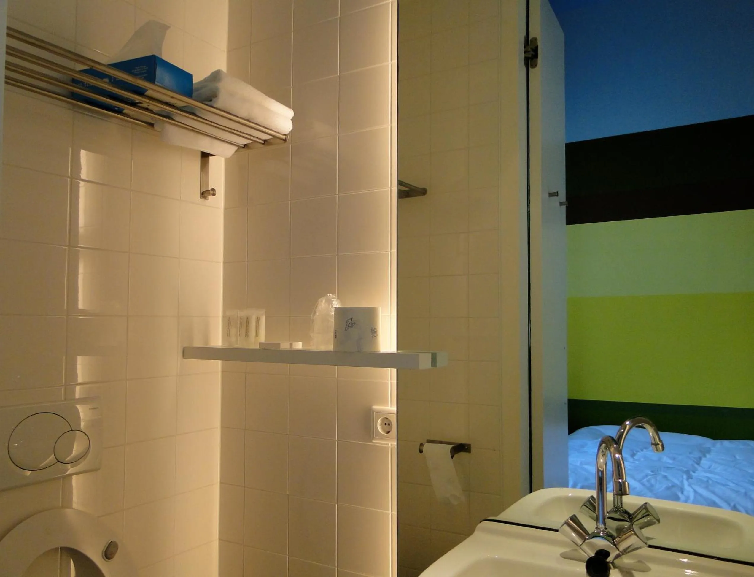 Bathroom in LABnul50 self check-in hotel Groningen