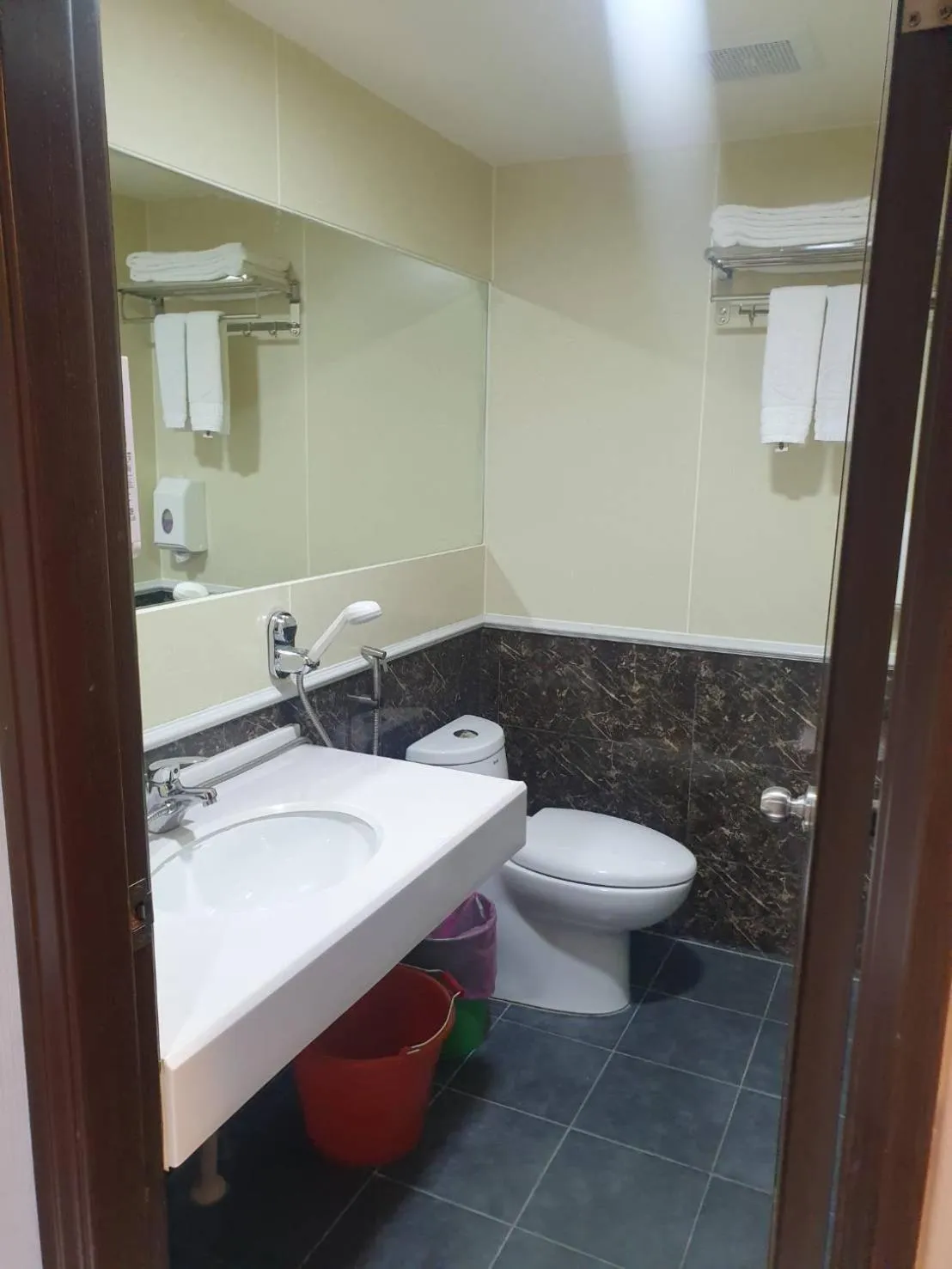 Bathroom in Chuan Fu Hotel