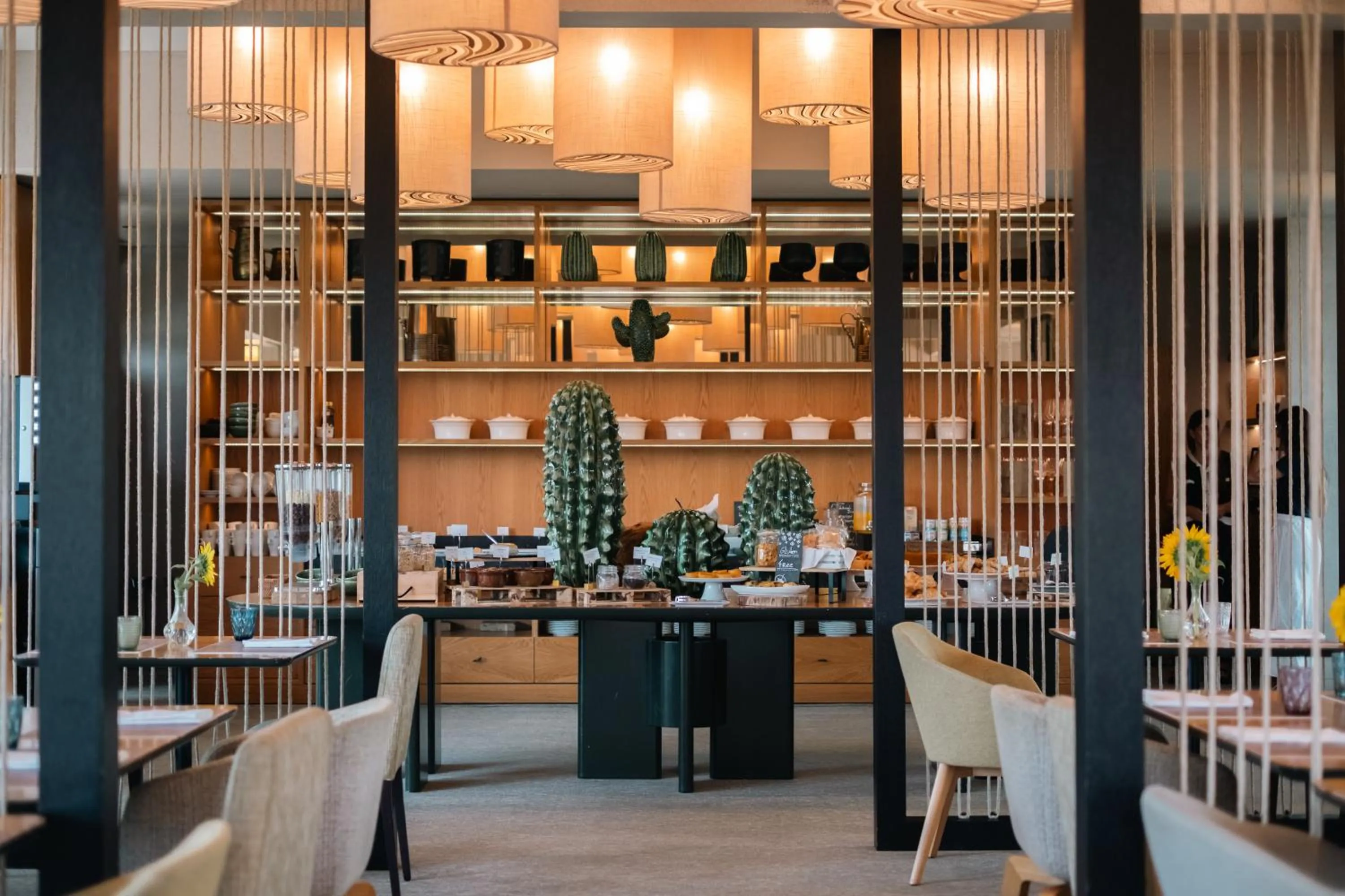 Restaurant/places to eat in Cidnay - Hotel & Executive Center