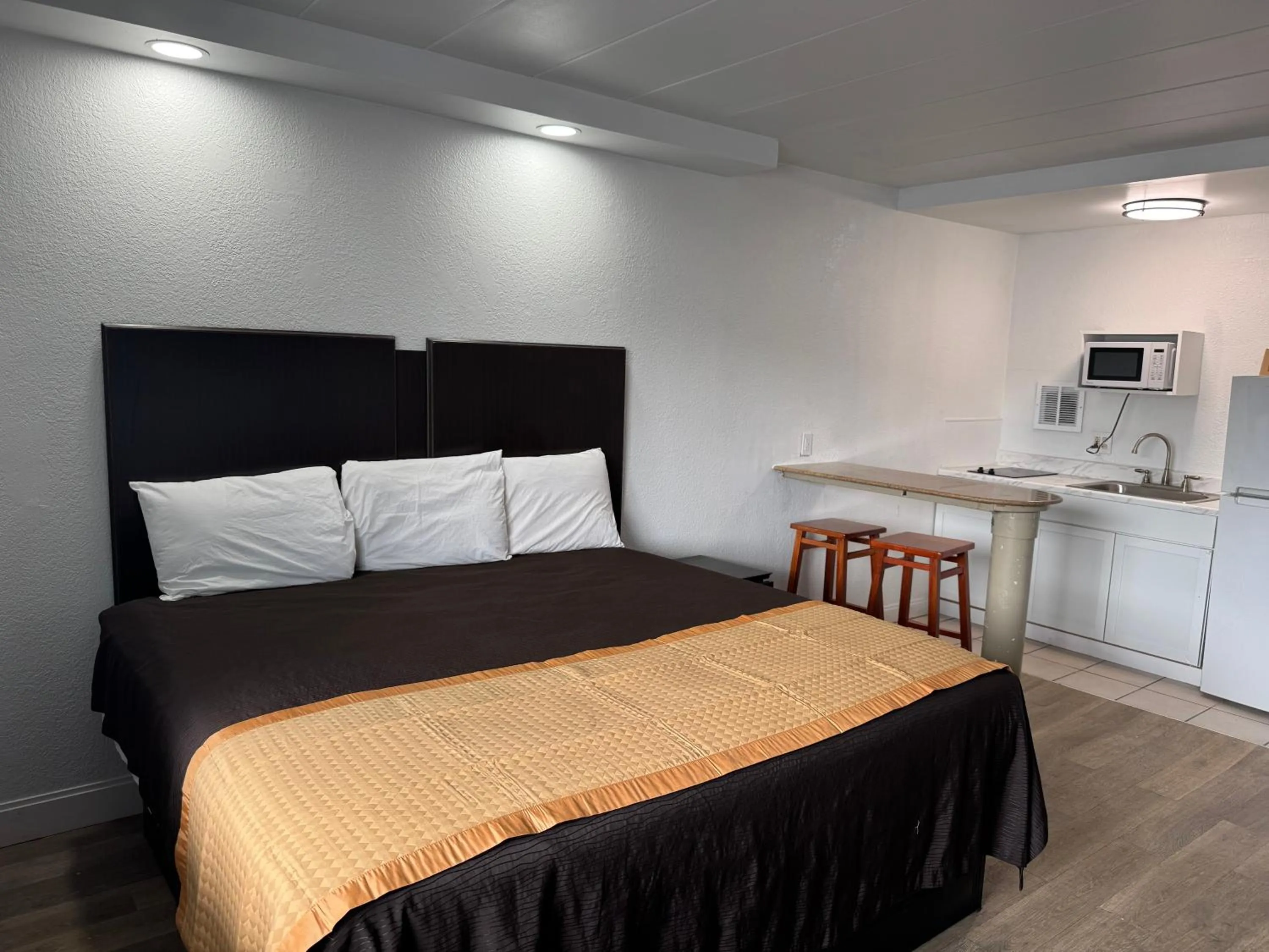 Bed in Belmont Inn & Suites Virginia Beach