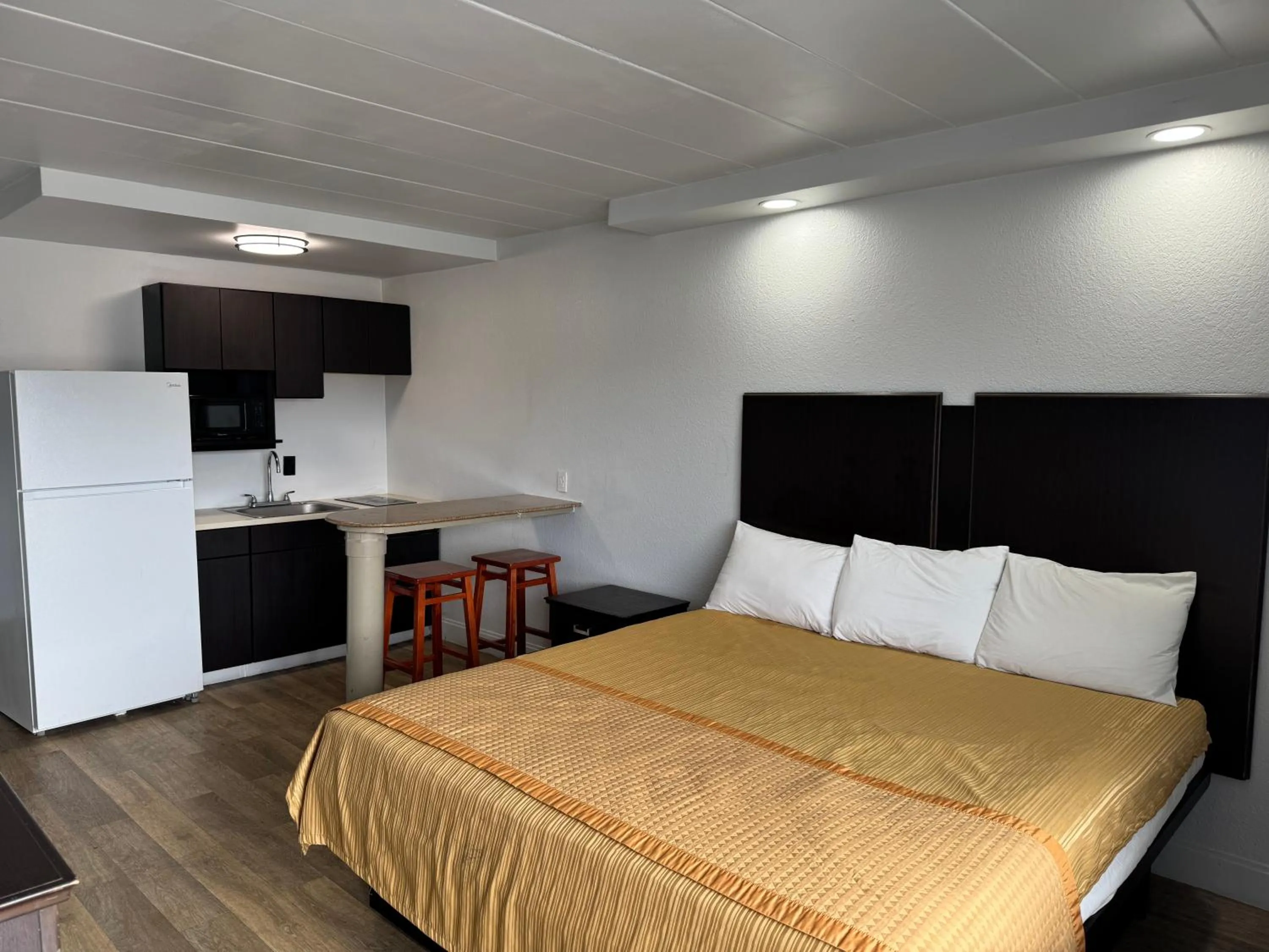 Bed in Belmont Inn & Suites Virginia Beach