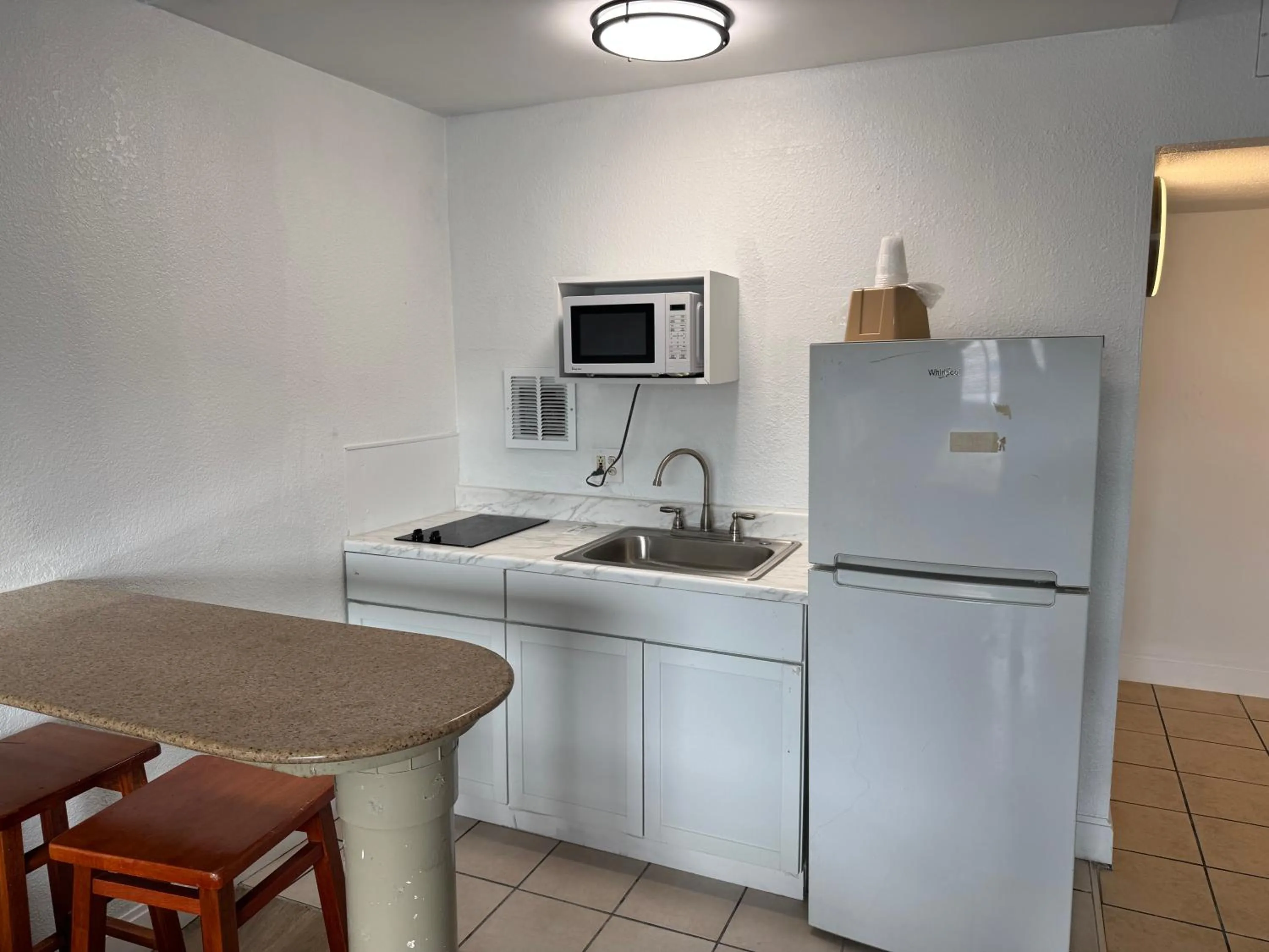 Kitchen or kitchenette in Belmont Inn & Suites Virginia Beach