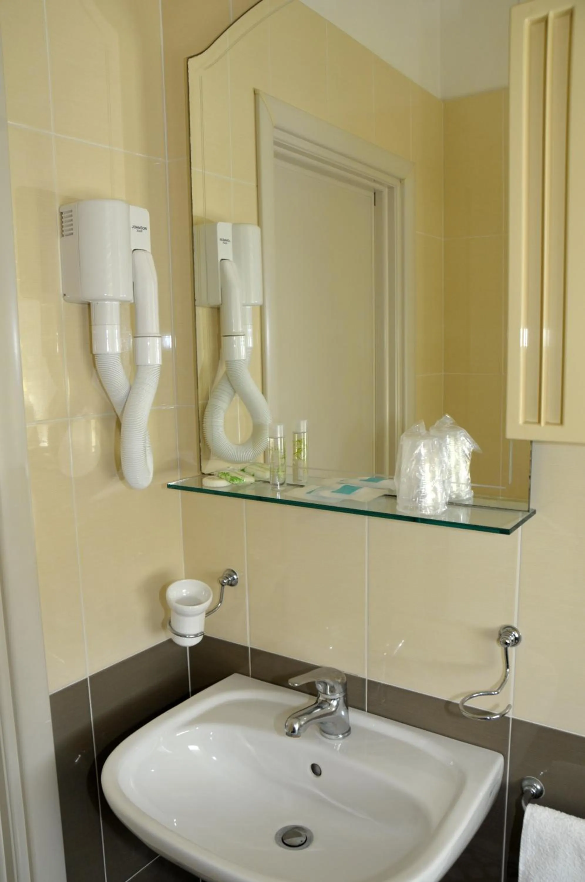 Bathroom in Hotel Levante