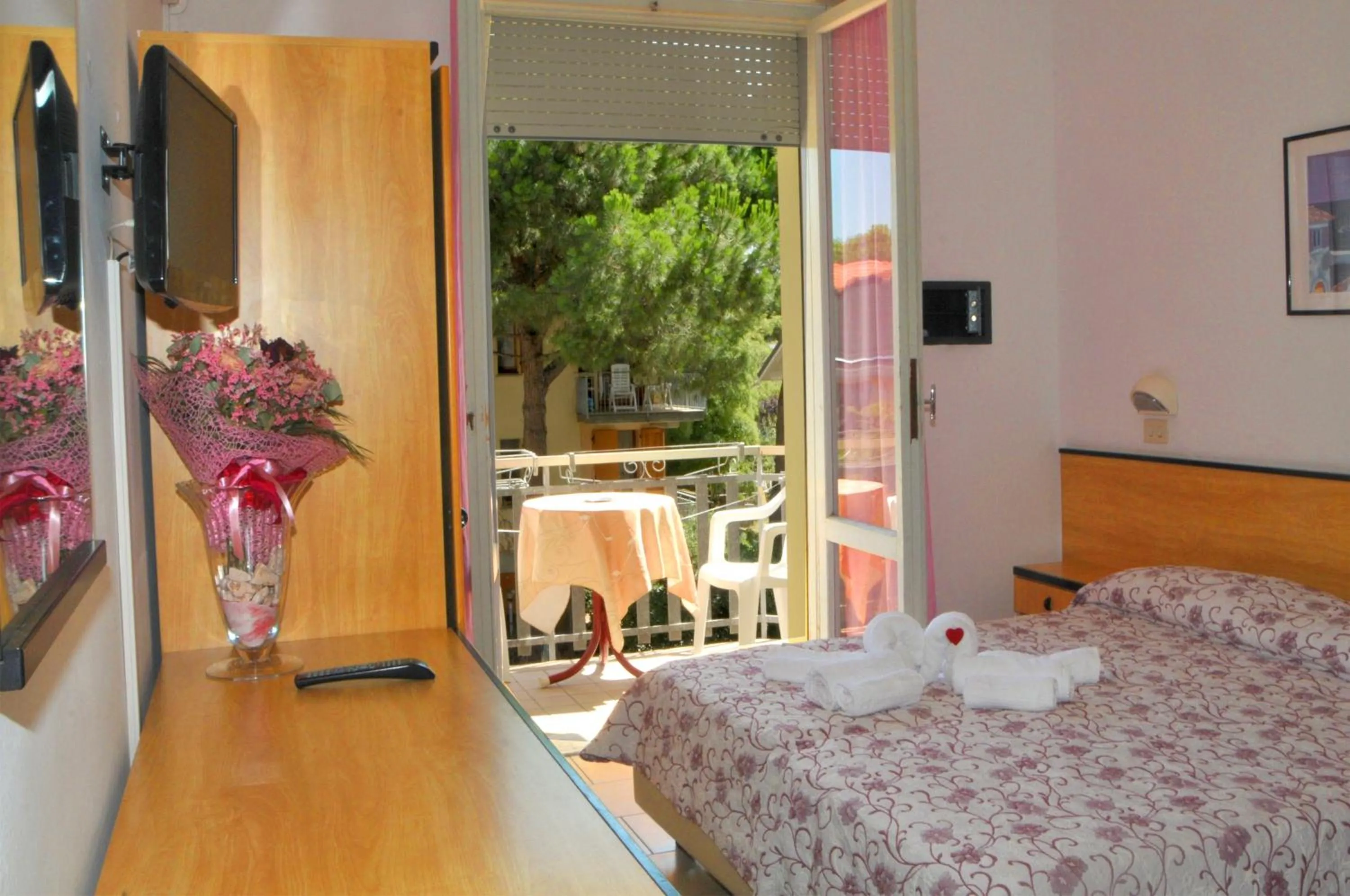 Balcony/Terrace, Bed in Hotel Levante