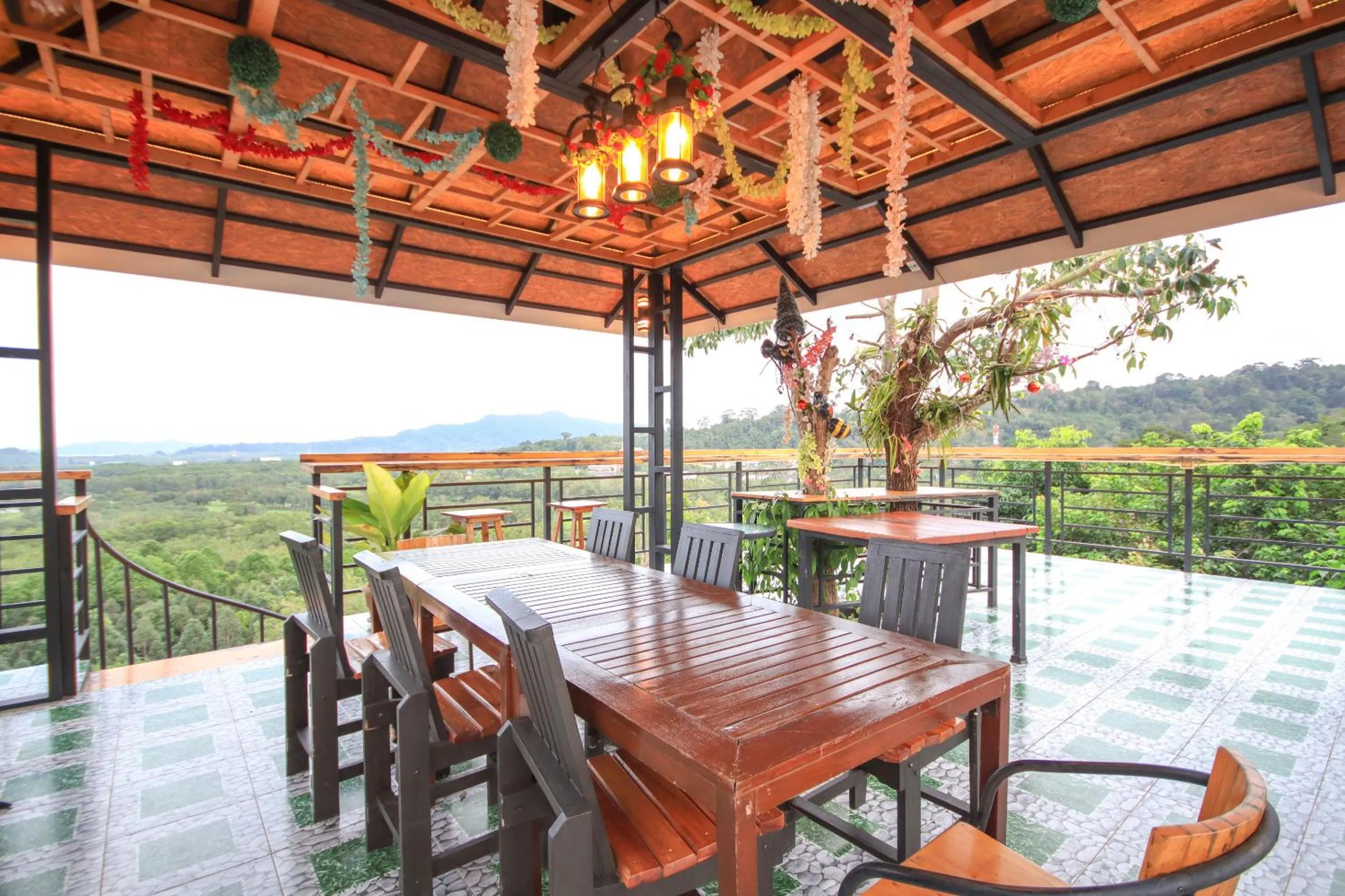 Restaurant/places to eat in Happy Mountain Airport Resort