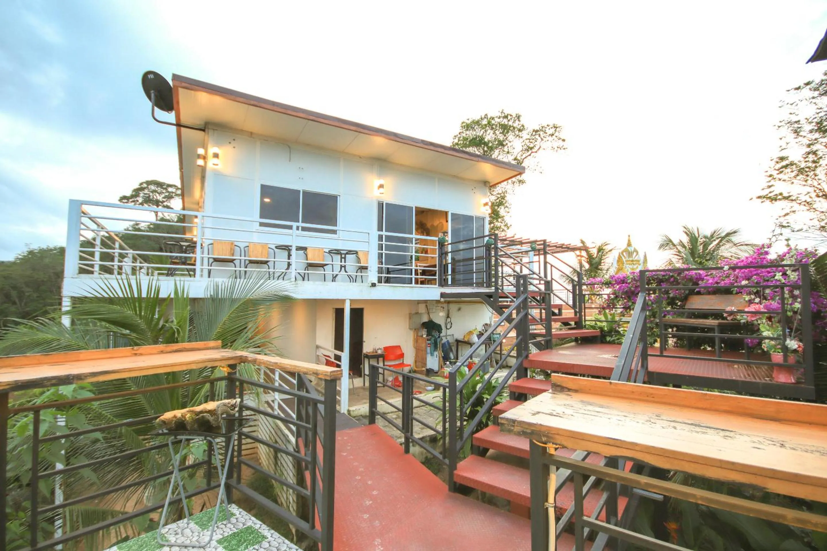 Restaurant/places to eat in Happy Mountain Airport Resort