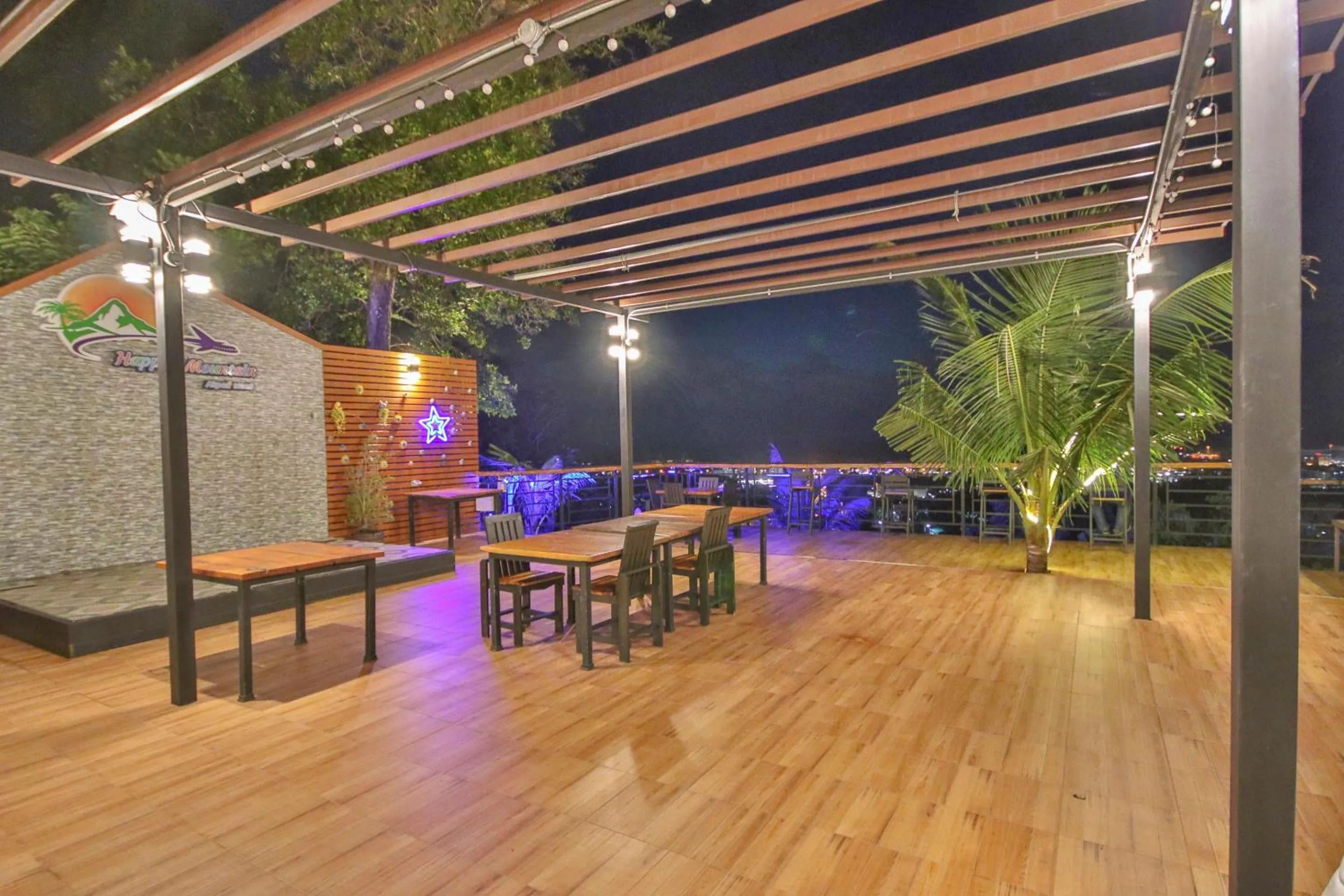 Restaurant/places to eat in Happy Mountain Airport Resort