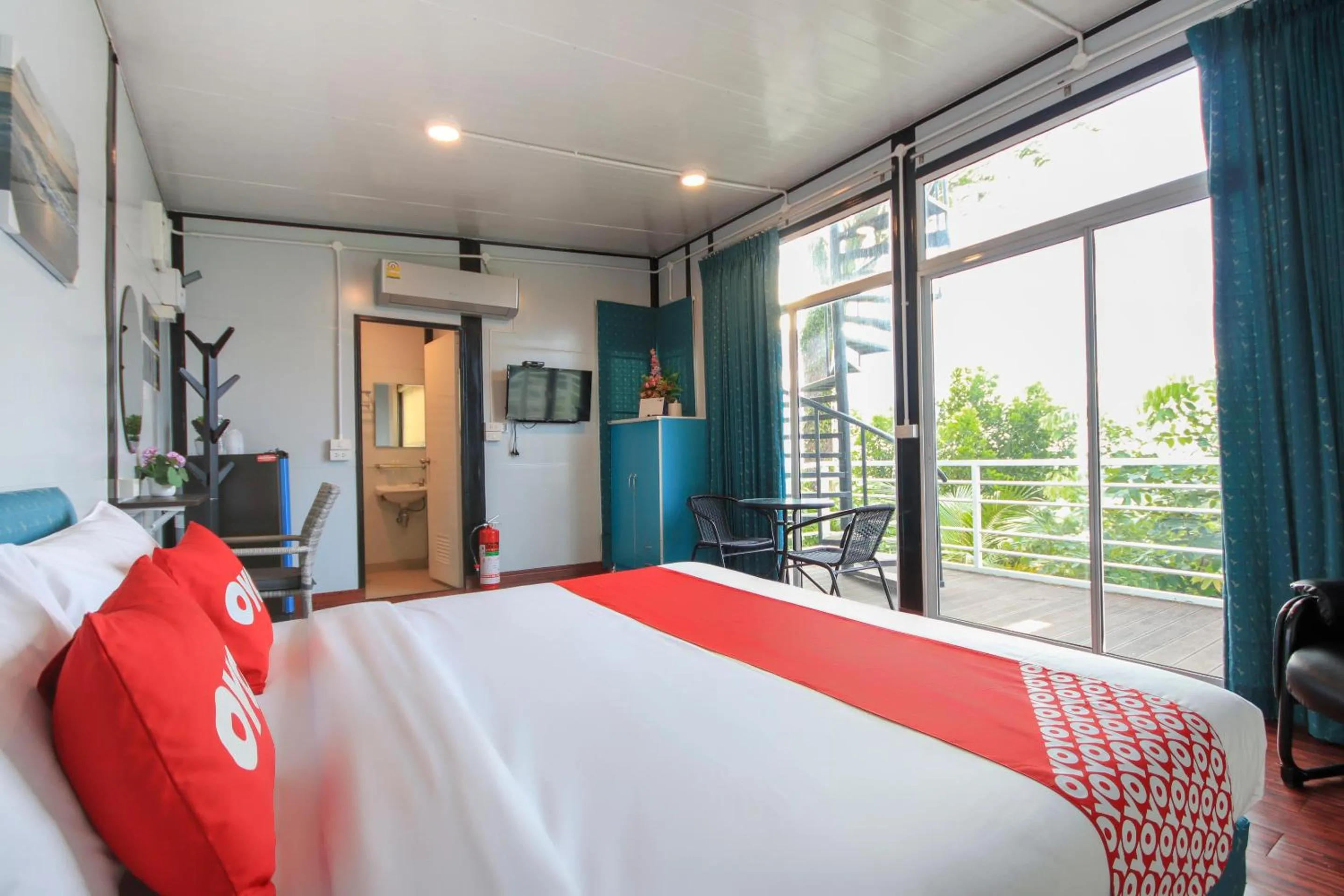 Bedroom, Bed in Happy Mountain Airport Resort