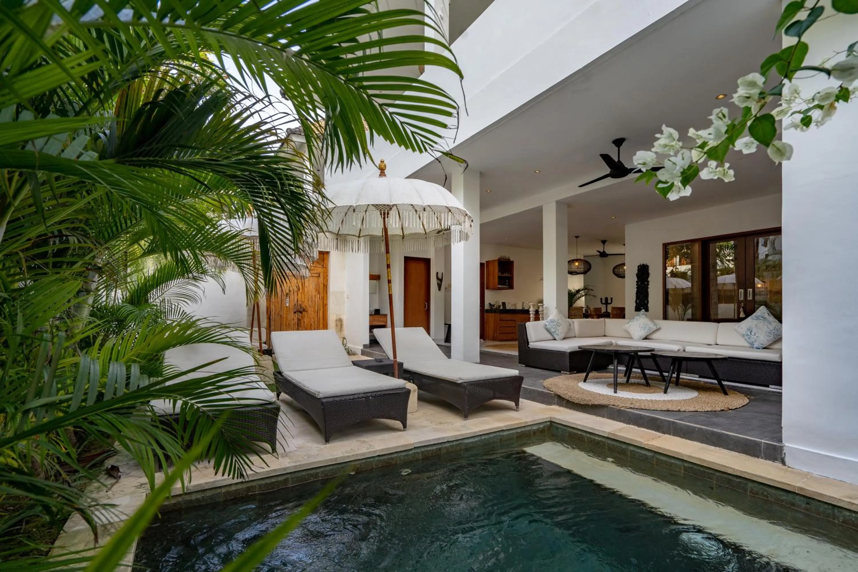 Swimming pool in Ohana's Beachfront Resort & Beach Club