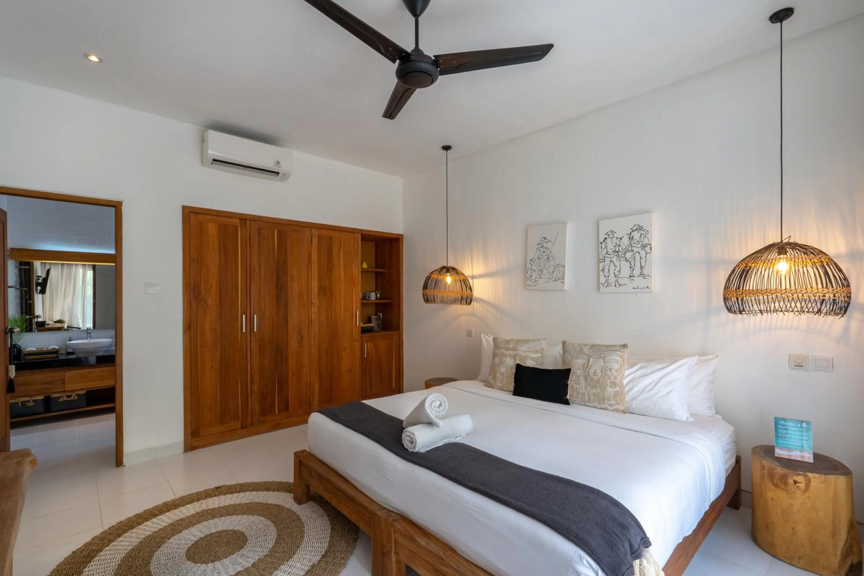 Bed in Ohana's Beachfront Resort & Beach Club