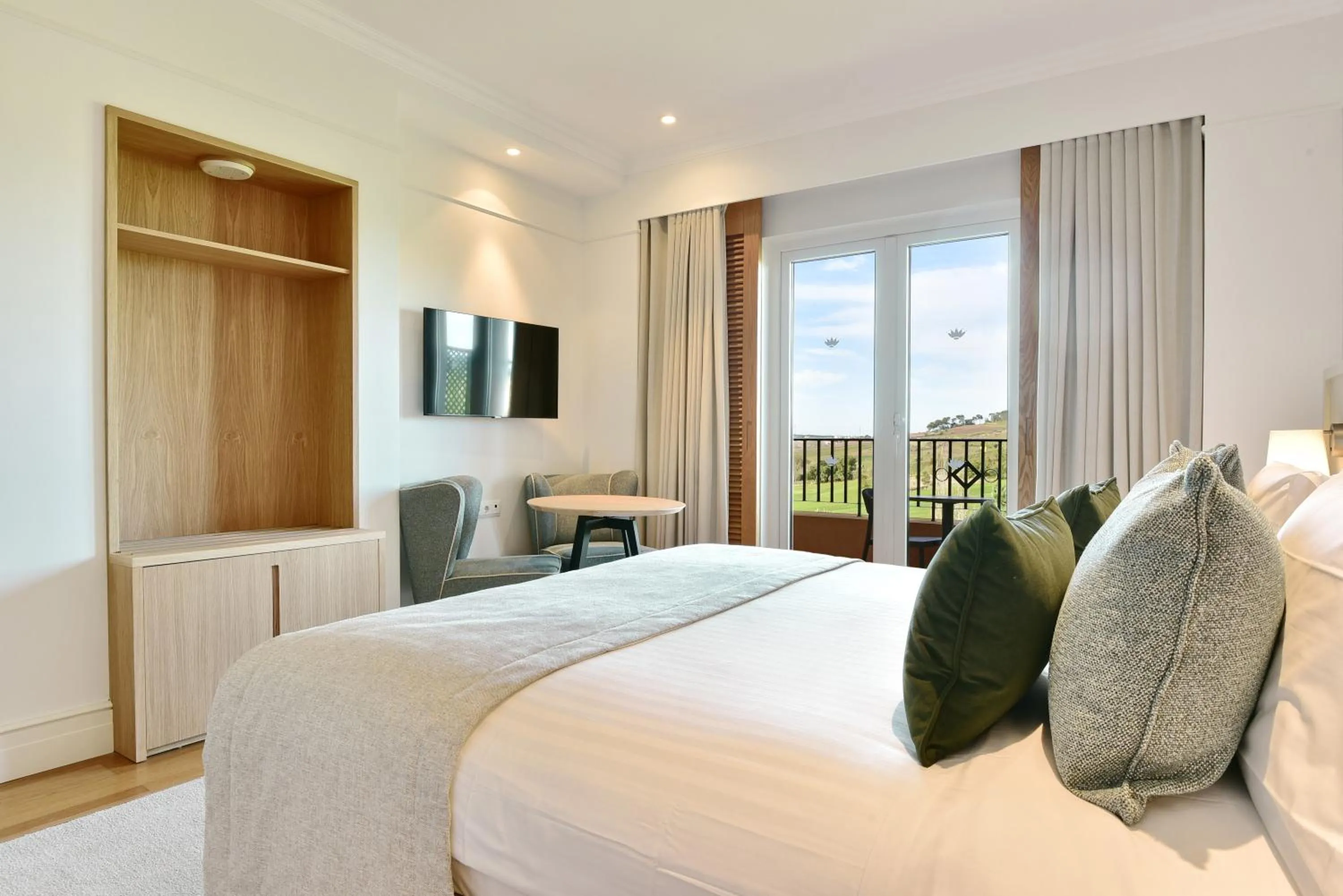 Photo of the whole room, Bed in Dolce CampoReal Lisboa