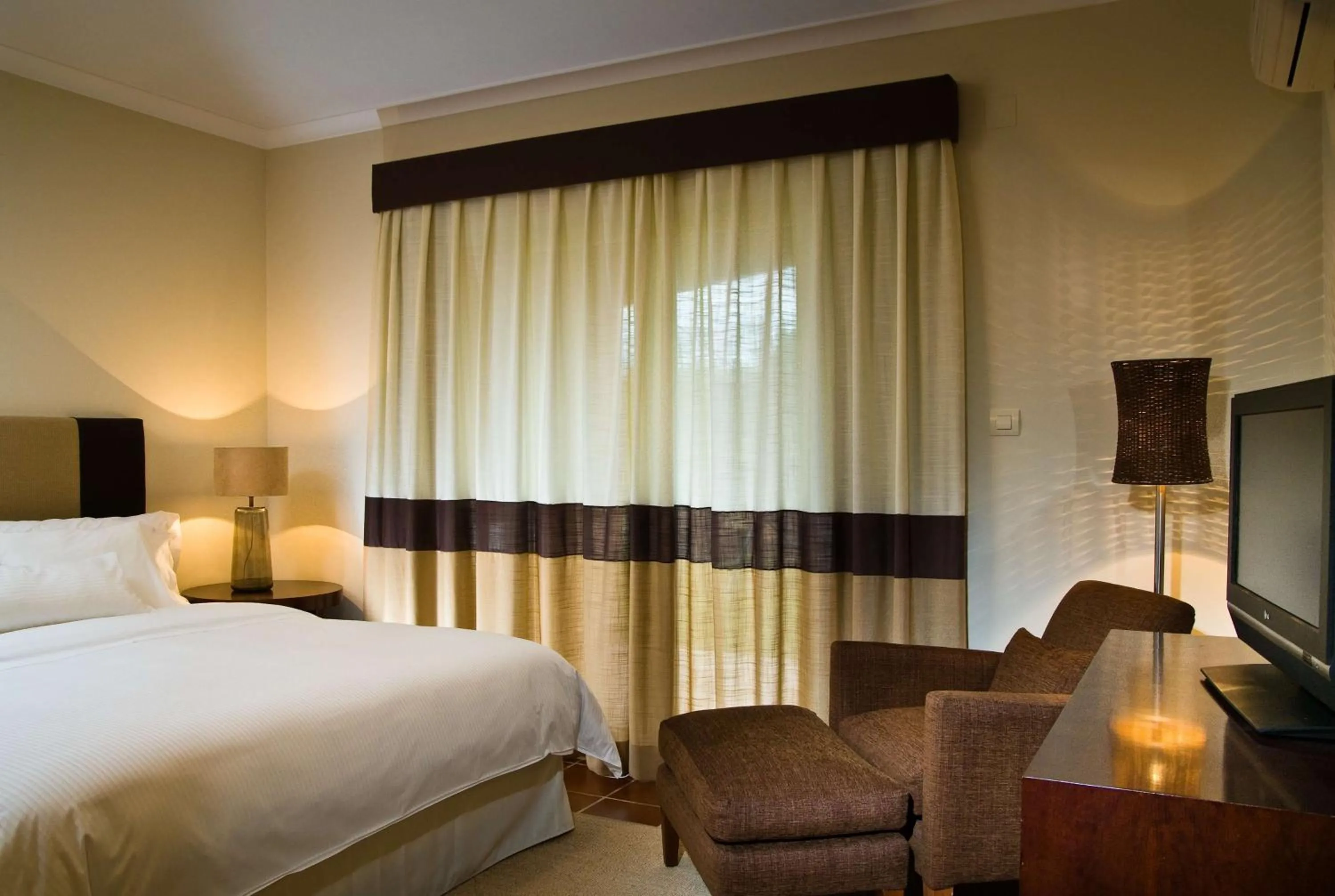 Bedroom, Bed in Dolce CampoReal Lisboa