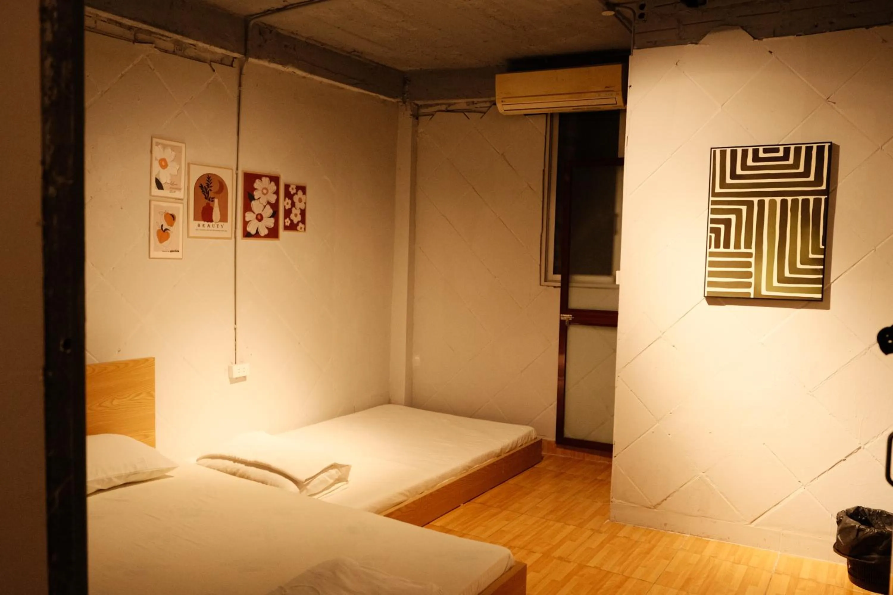 Bed in Ubuntu Hostel and Tour