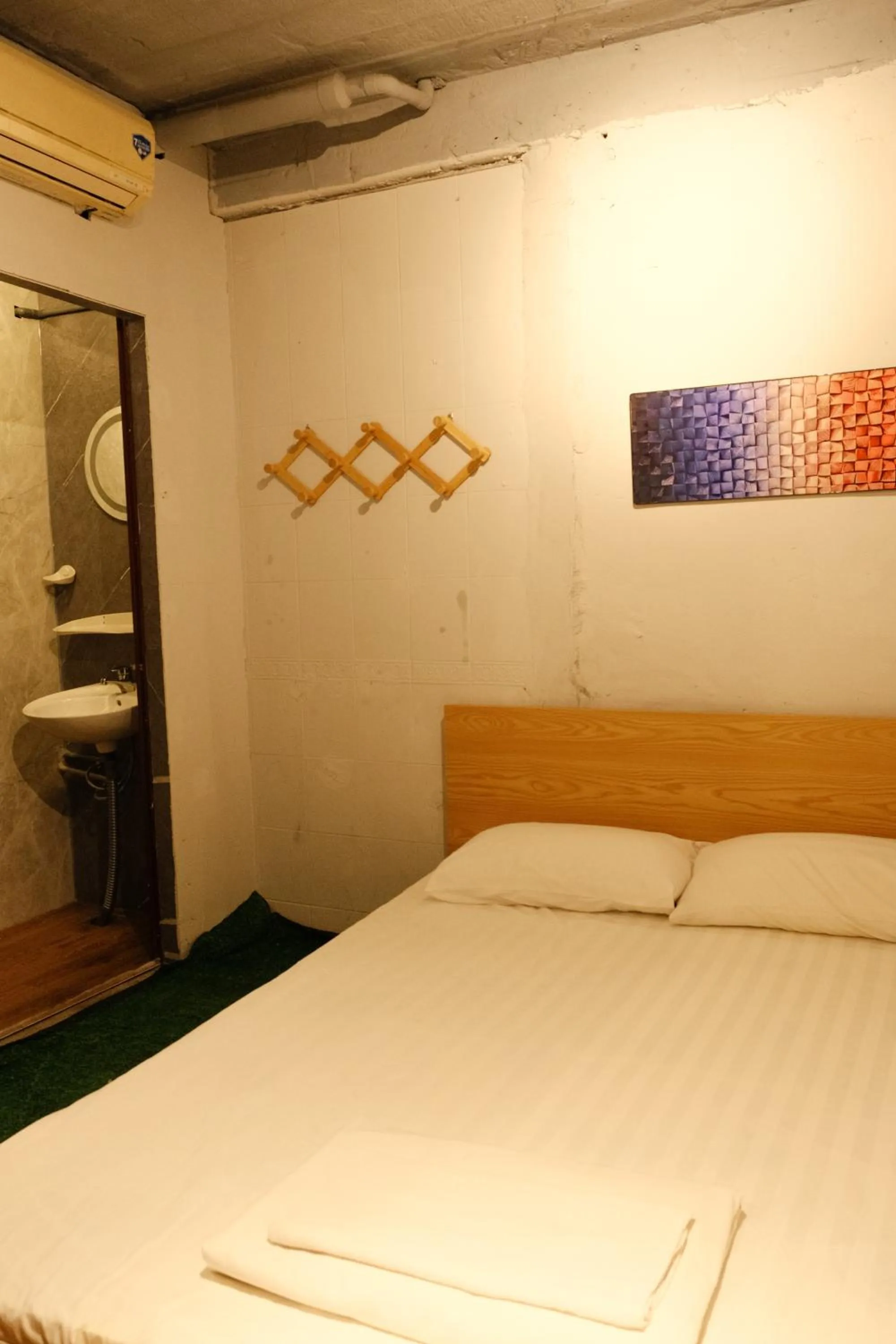 Bed in Ubuntu Hostel and Tour