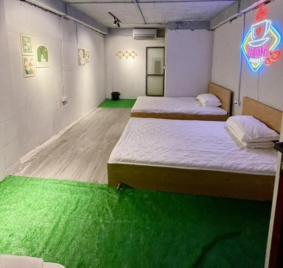 Bed in Ubuntu Hostel and Tour