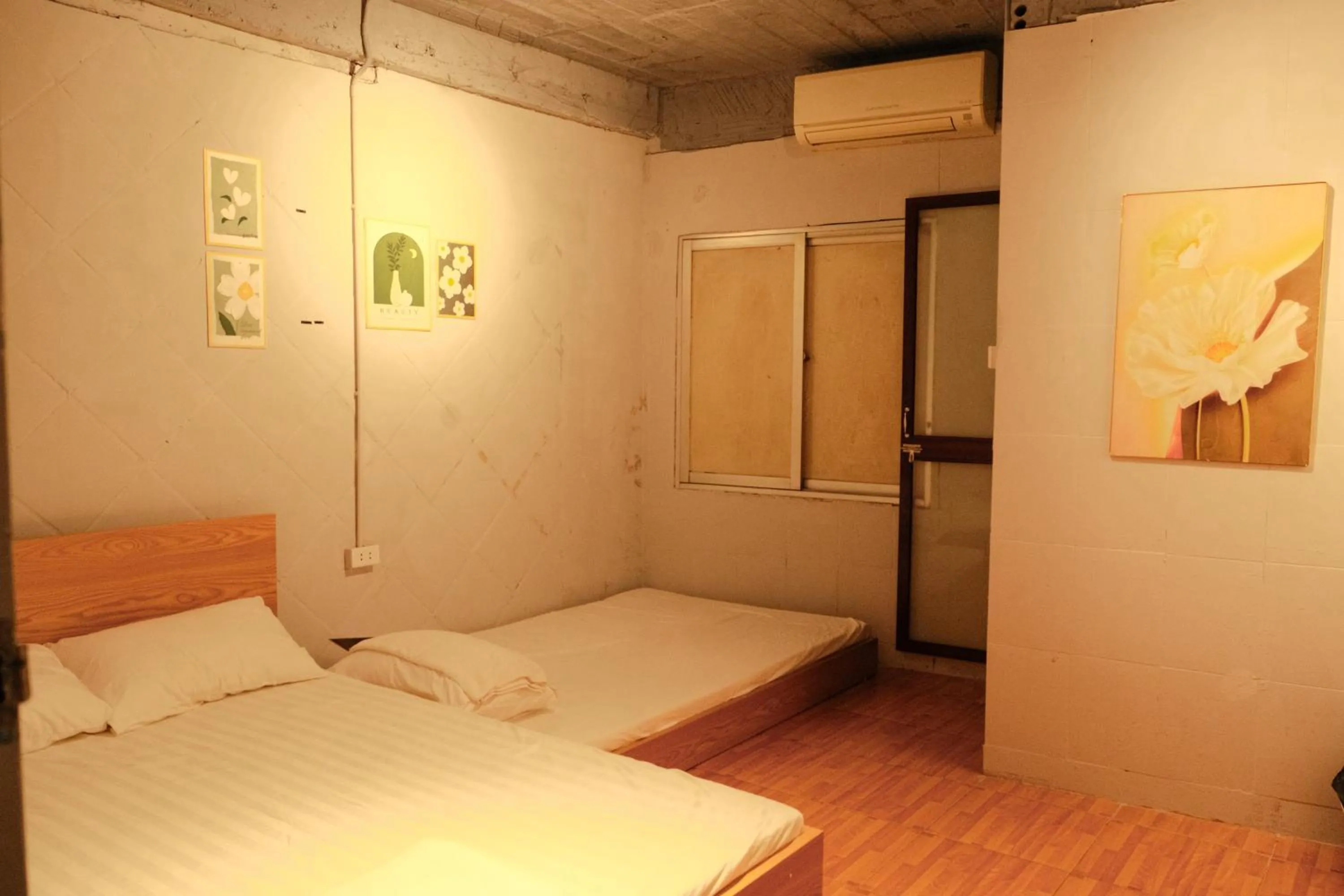 Bed in Ubuntu Hostel and Tour