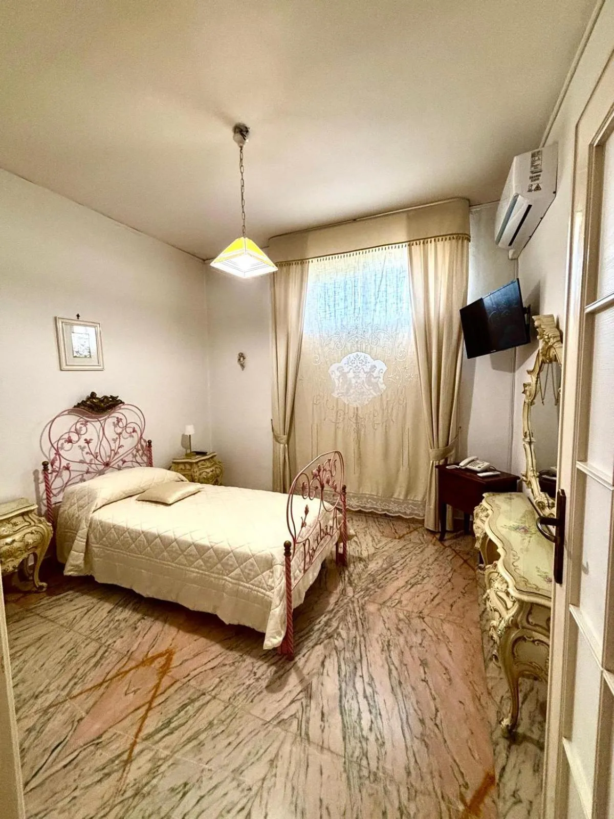 Photo of the whole room, Bed in Hotel Imperiale