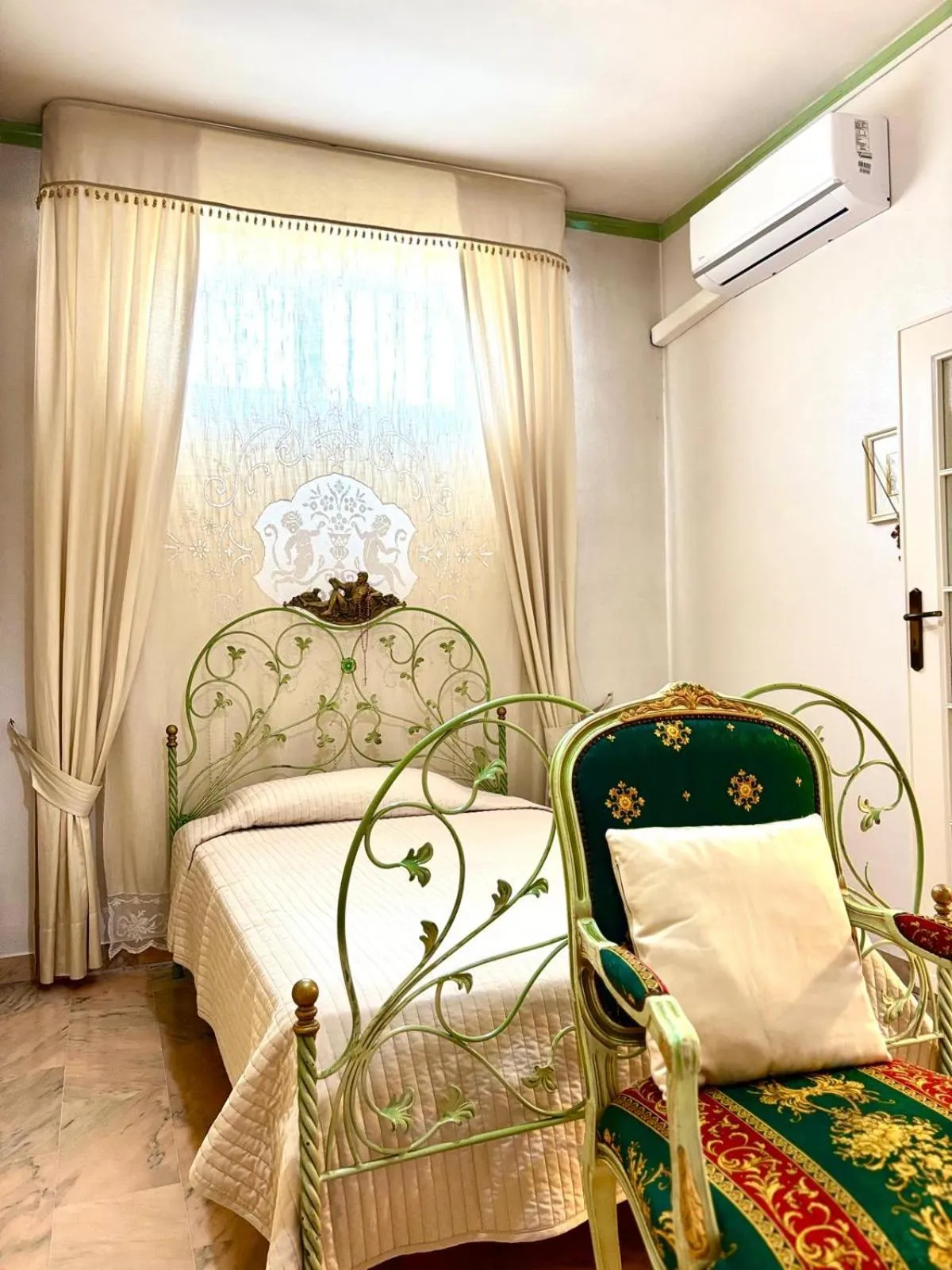 Bed in Hotel Imperiale