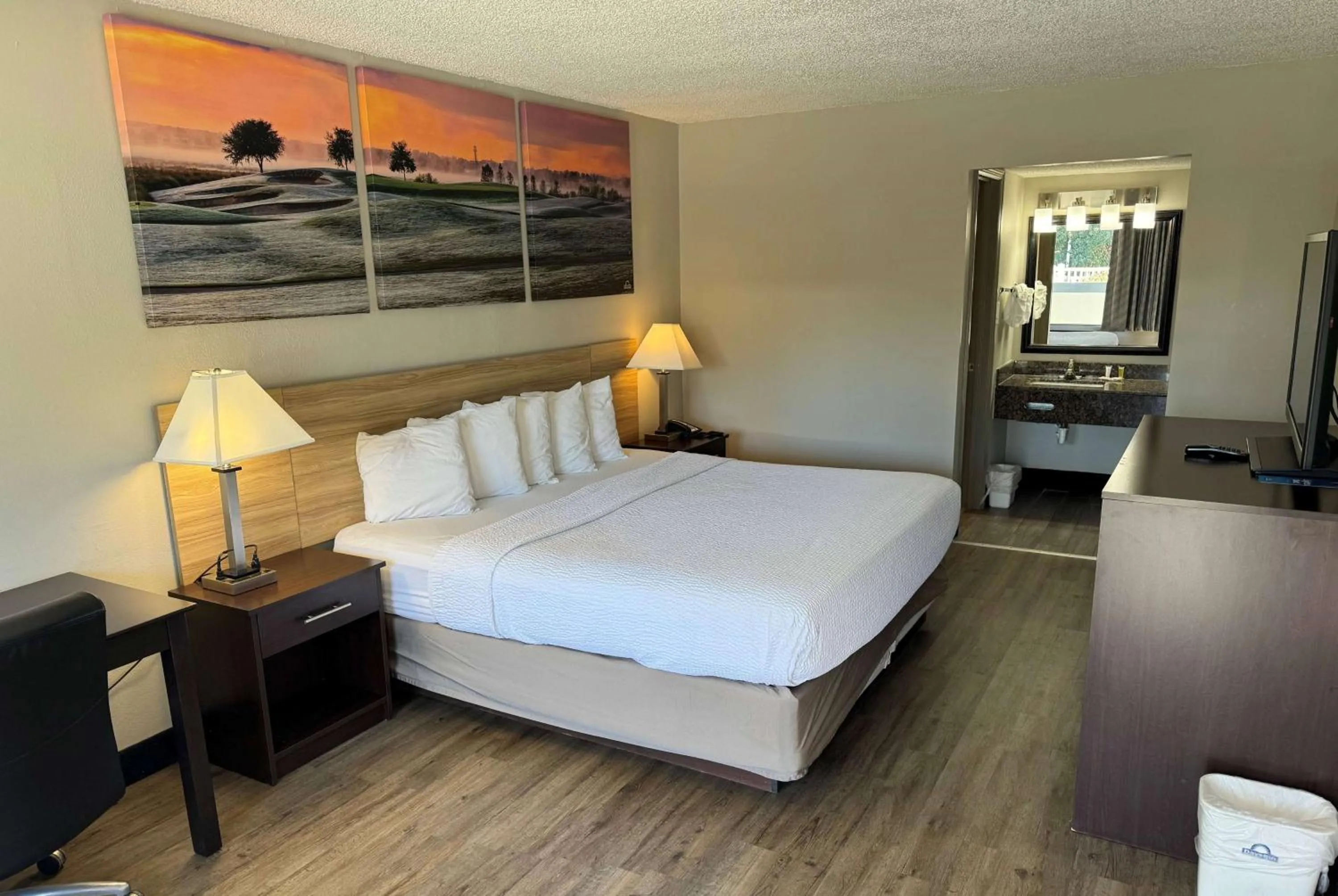 Photo of the whole room, Bed in Days Inn by Wyndham Brooksville