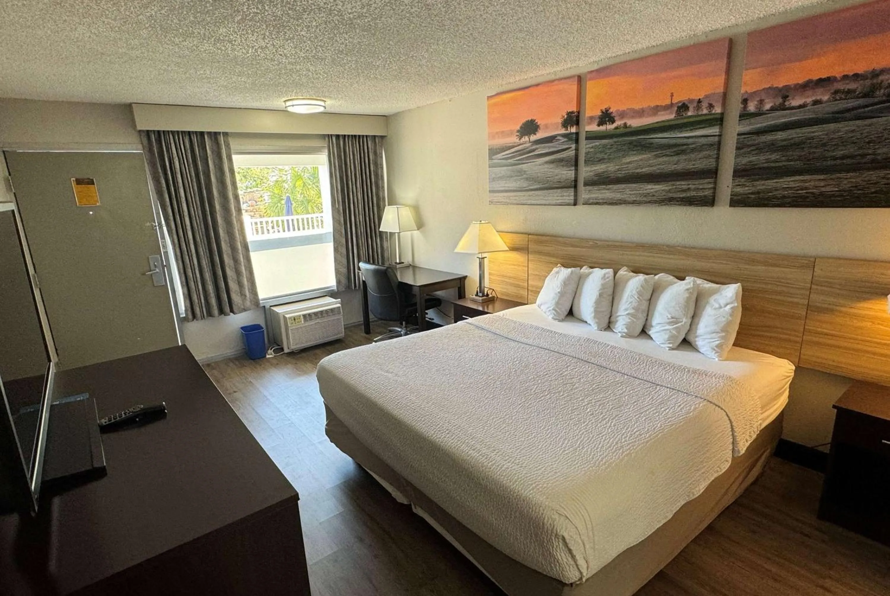 Photo of the whole room, Bed in Days Inn by Wyndham Brooksville