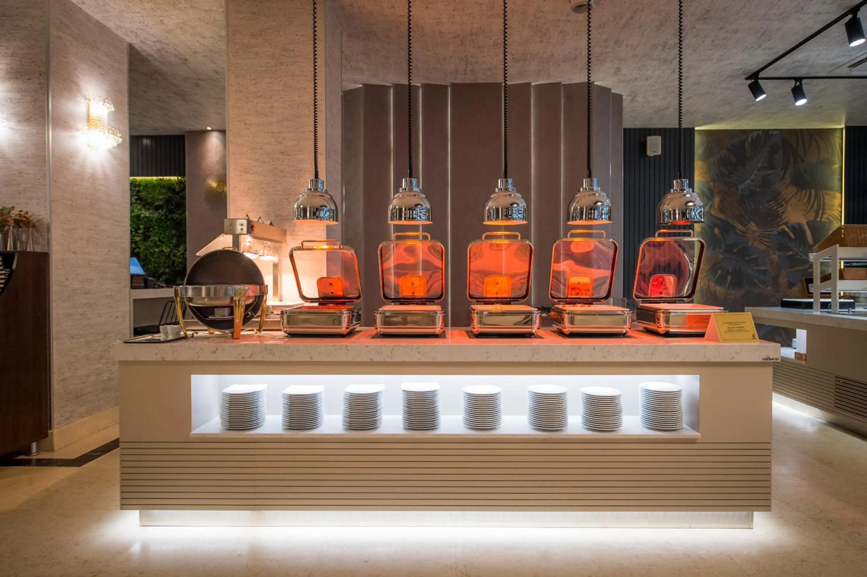 Restaurant/places to eat in Hotel Malibu