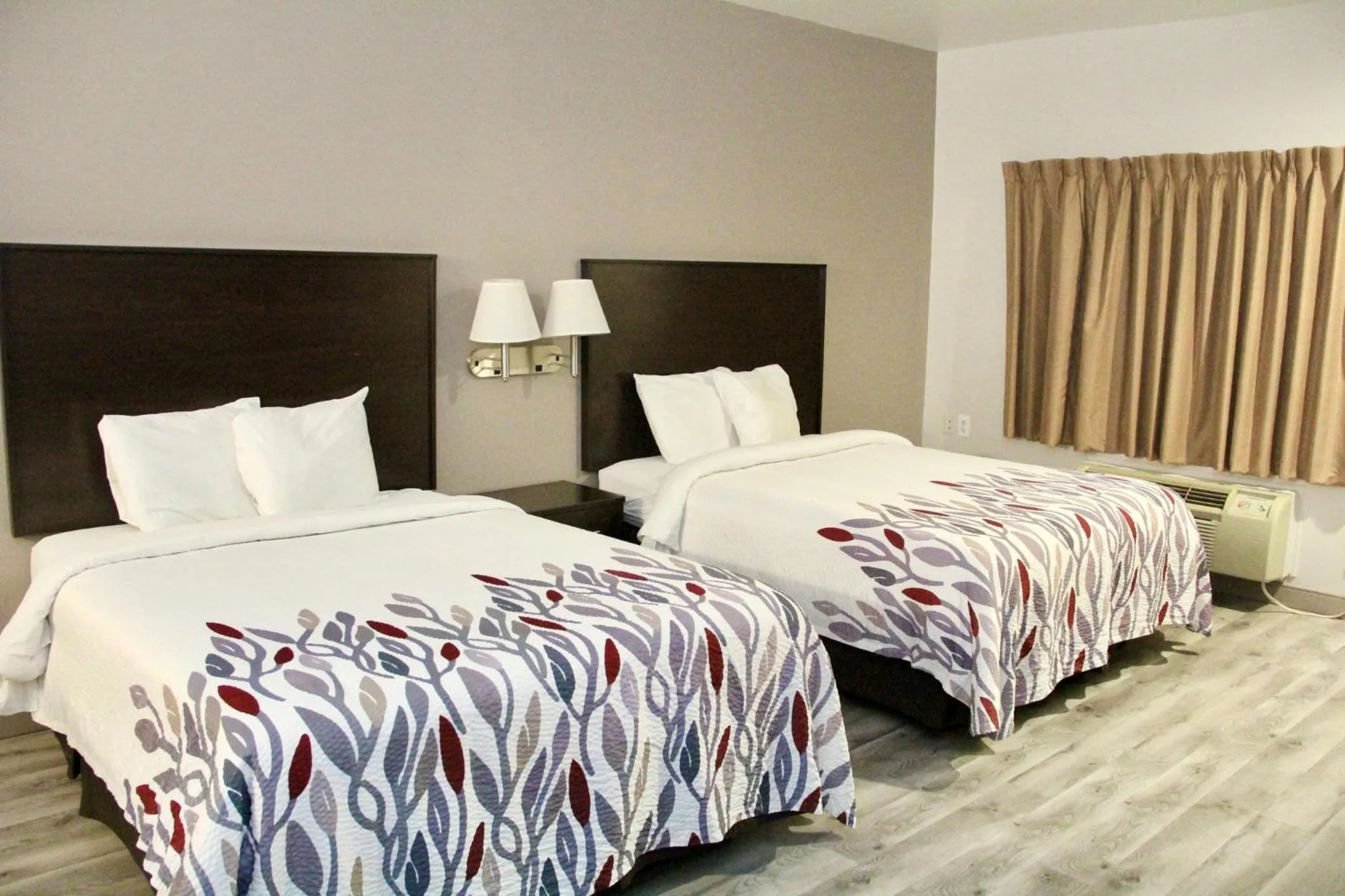 Photo of the whole room, Bed in Red Roof Inn & Suites Lake Orion / Auburn Hills